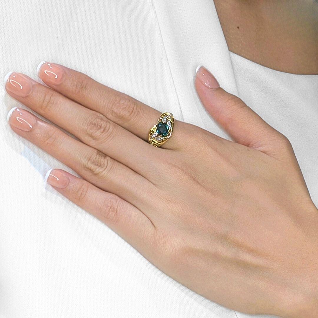 Audacieuse mais raffinée, cette bague en saphir et diamant est d'une élégance intemporelle avec une touche de modernité. En son cœur se trouve un saphir bleu ovale de 2,08ct, d'une teinte océanique profonde qui attire instantanément le regard.