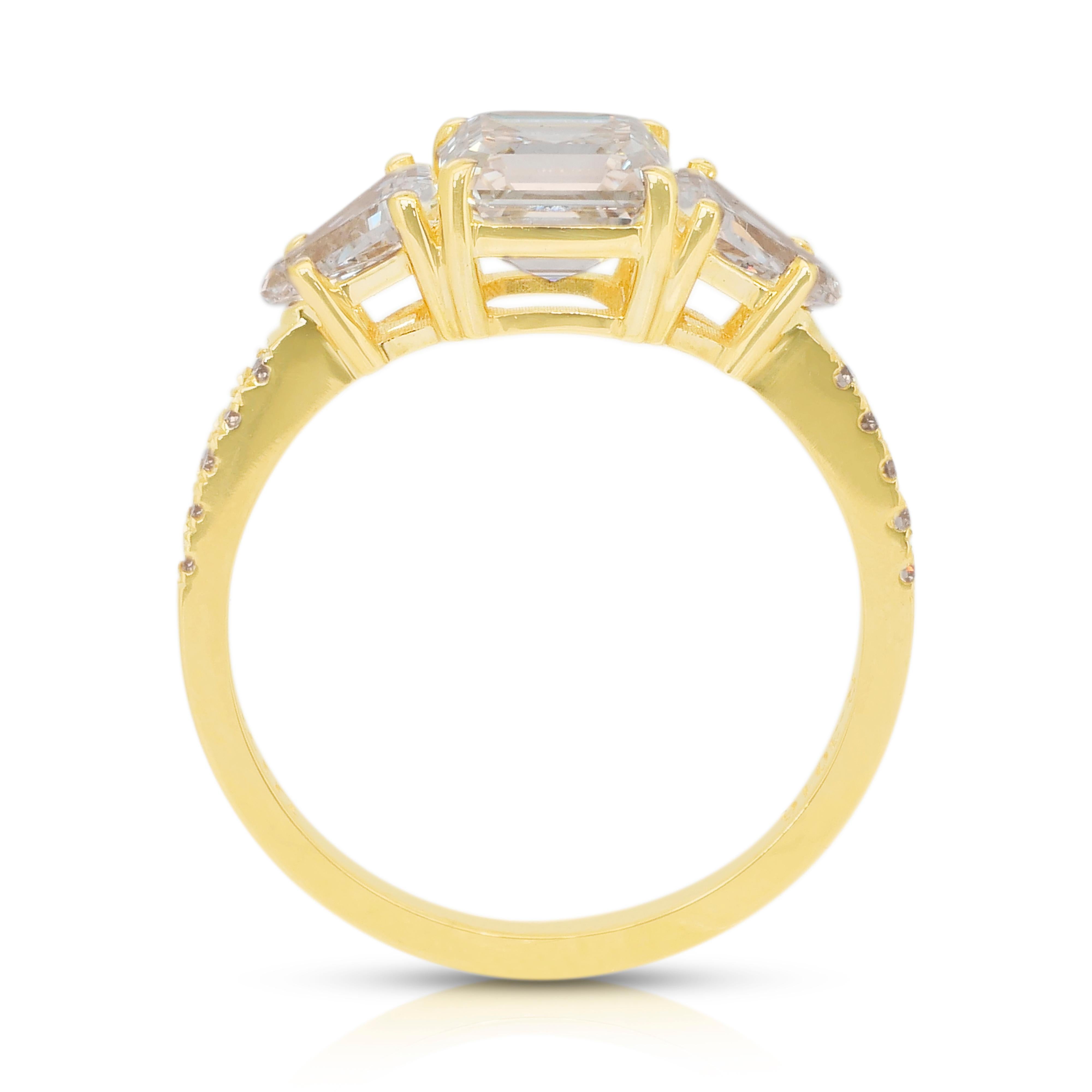 Stupendo anello con 3 pietre e 2,33 carati di diamanti in oro giallo 18 carati - certificato IGI in vendita 4