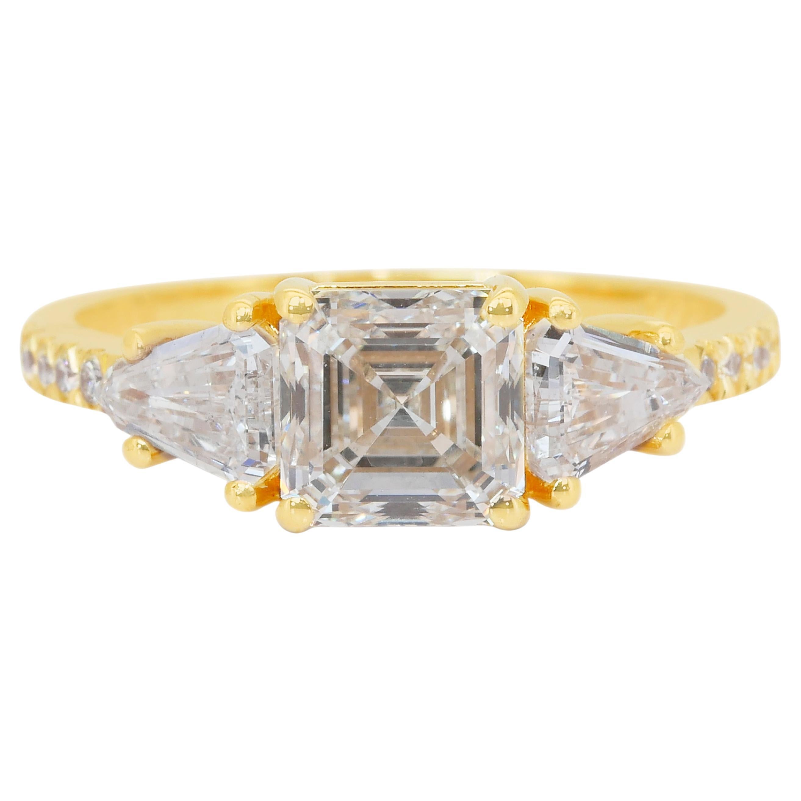 Stupendo anello con 3 pietre e 2,33 carati di diamanti in oro giallo 18 carati - certificato IGI in vendita