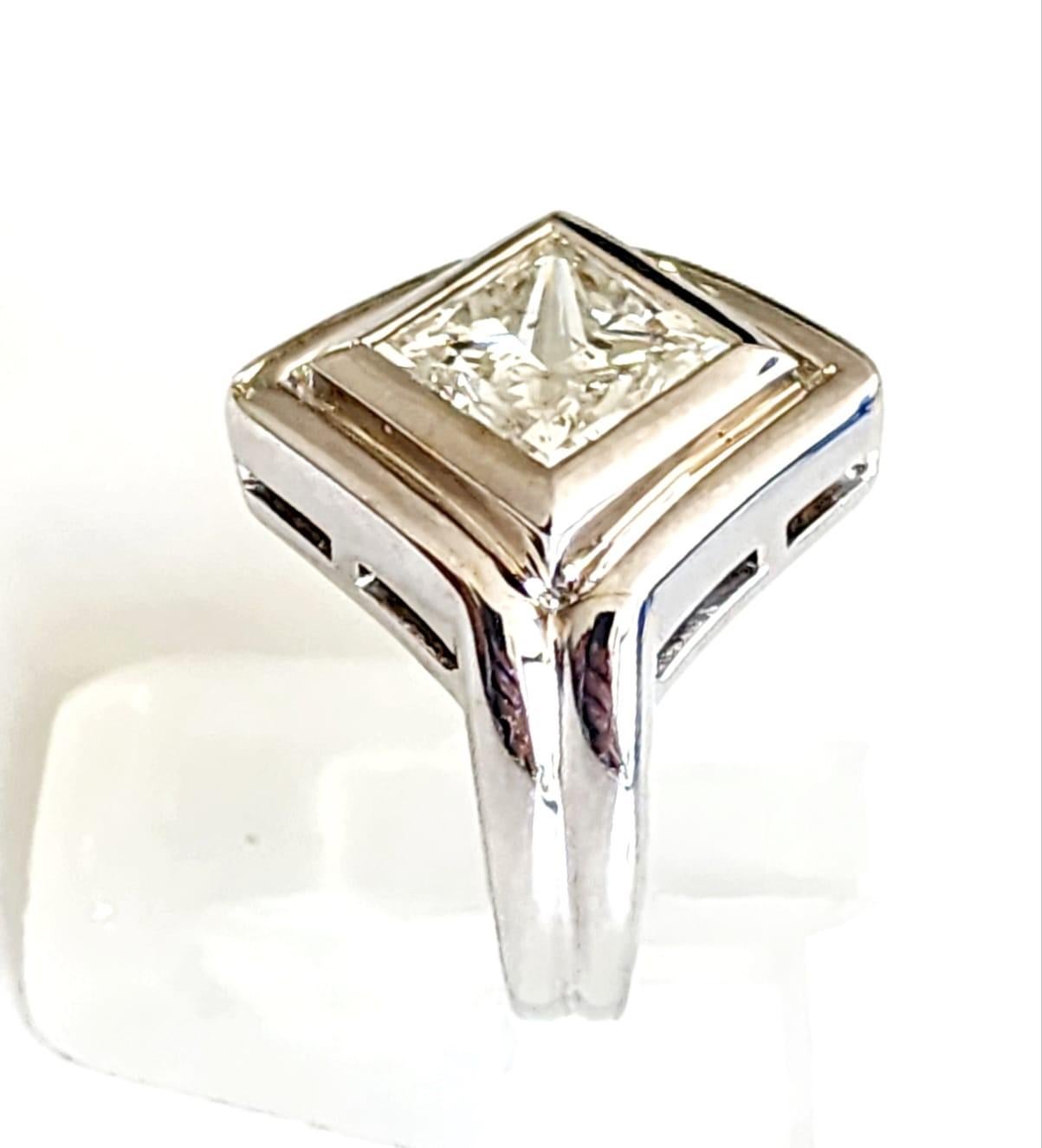 Setzen Sie ein mutiges Statement mit diesem exquisiten Cocktailring, der einen schillernden 2,33-Karat-Diamanten im natürlichen Prinzess-Schliff in einem modernen 18-Karat-Weißgoldband präsentiert. Mit einem Gewicht von 12 Gramm verbindet dieses