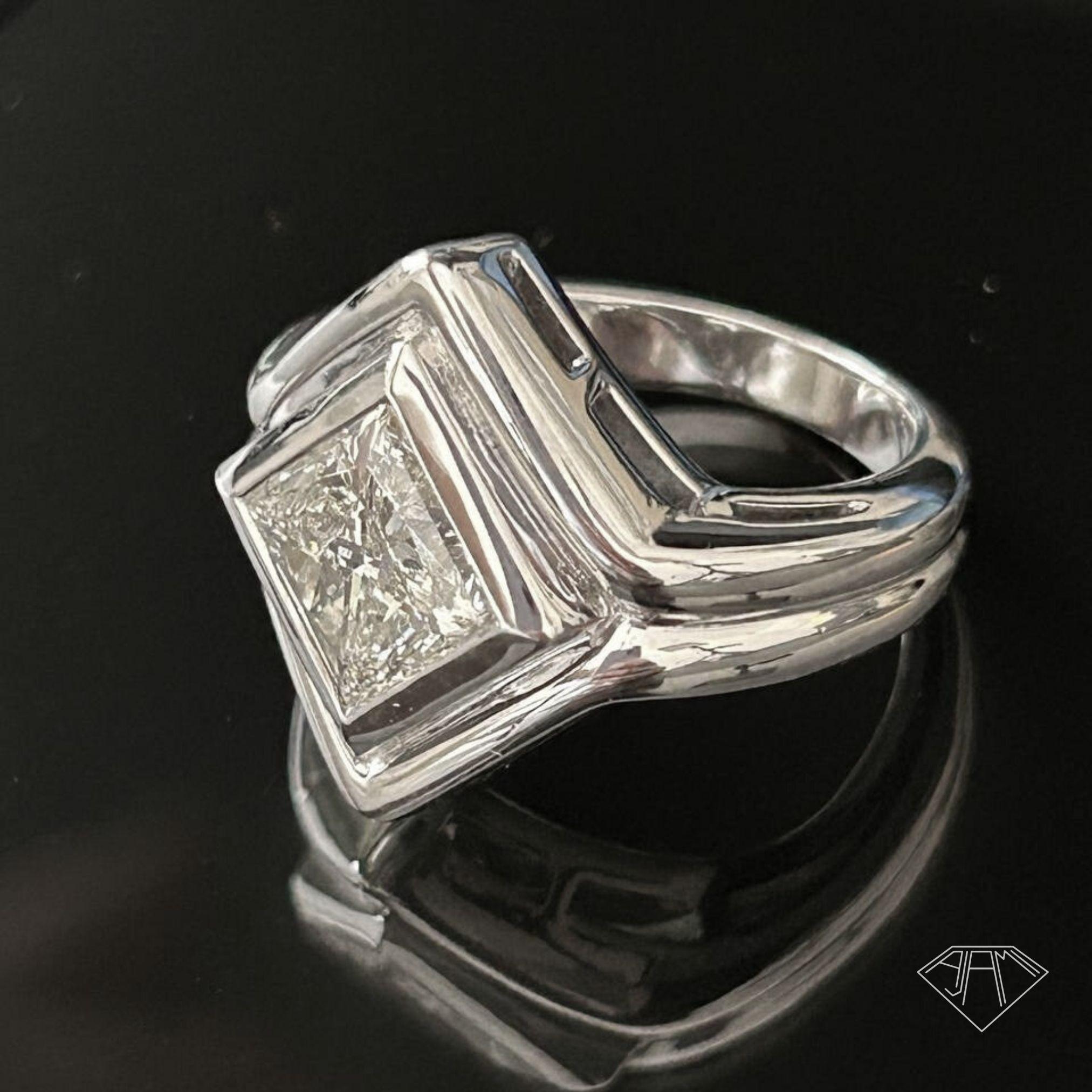 Faites une déclaration audacieuse avec cette exquise bague de cocktail, mettant en valeur un éblouissant diamant naturel de taille princesse de 2,33 carats, serti dans un anneau moderne en or blanc 18 carats. Pesant 12 grammes, cette pièce