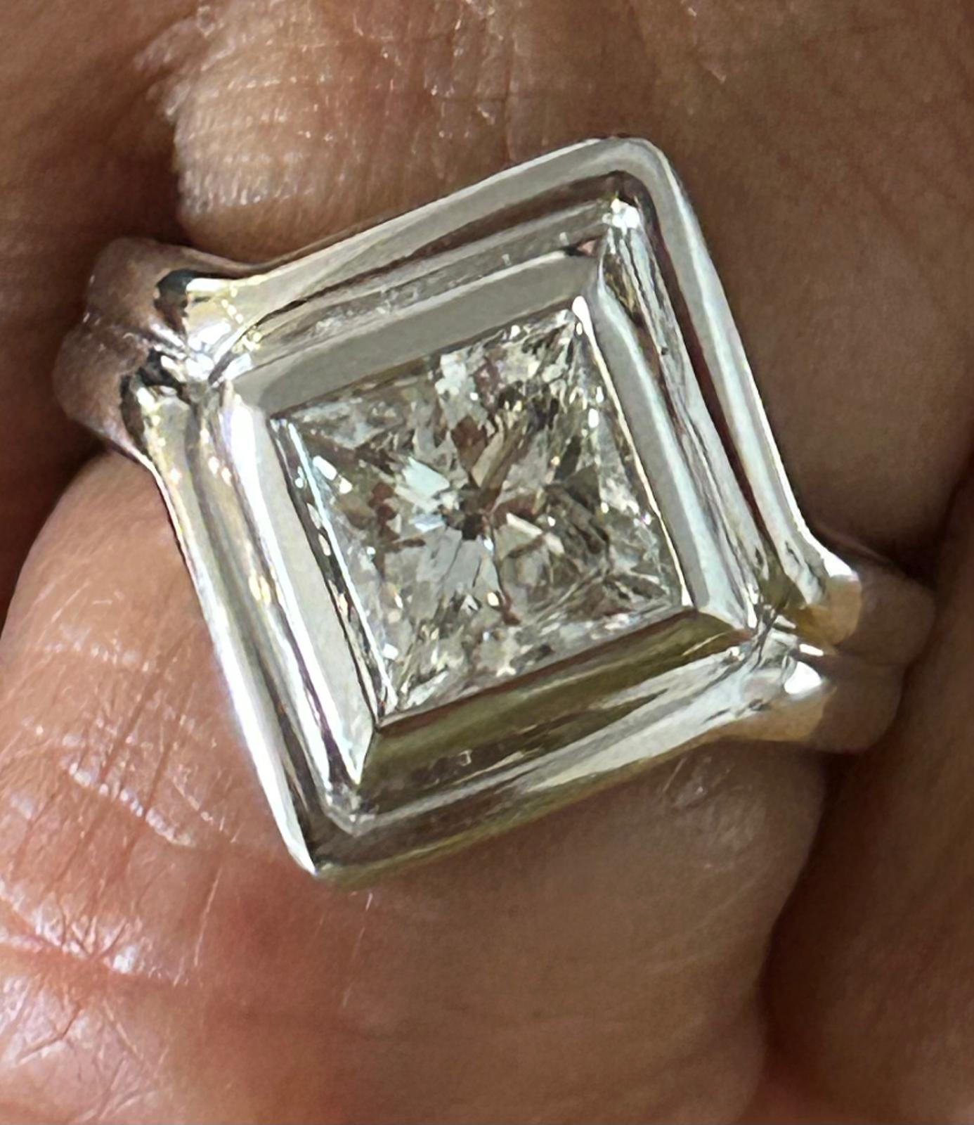 Atemberaubender Cocktailring aus 18 Karat Weißgold mit 2,33 Karat Diamant im Prinzessinnenschliff (Art nouveau) im Angebot