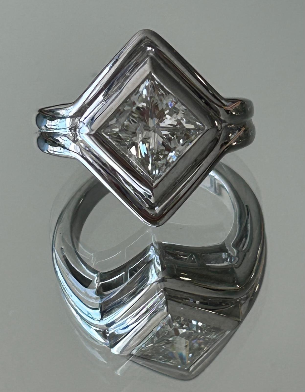 Atemberaubender Cocktailring aus 18 Karat Weißgold mit 2,33 Karat Diamant im Prinzessinnenschliff (Carréschliff) im Angebot
