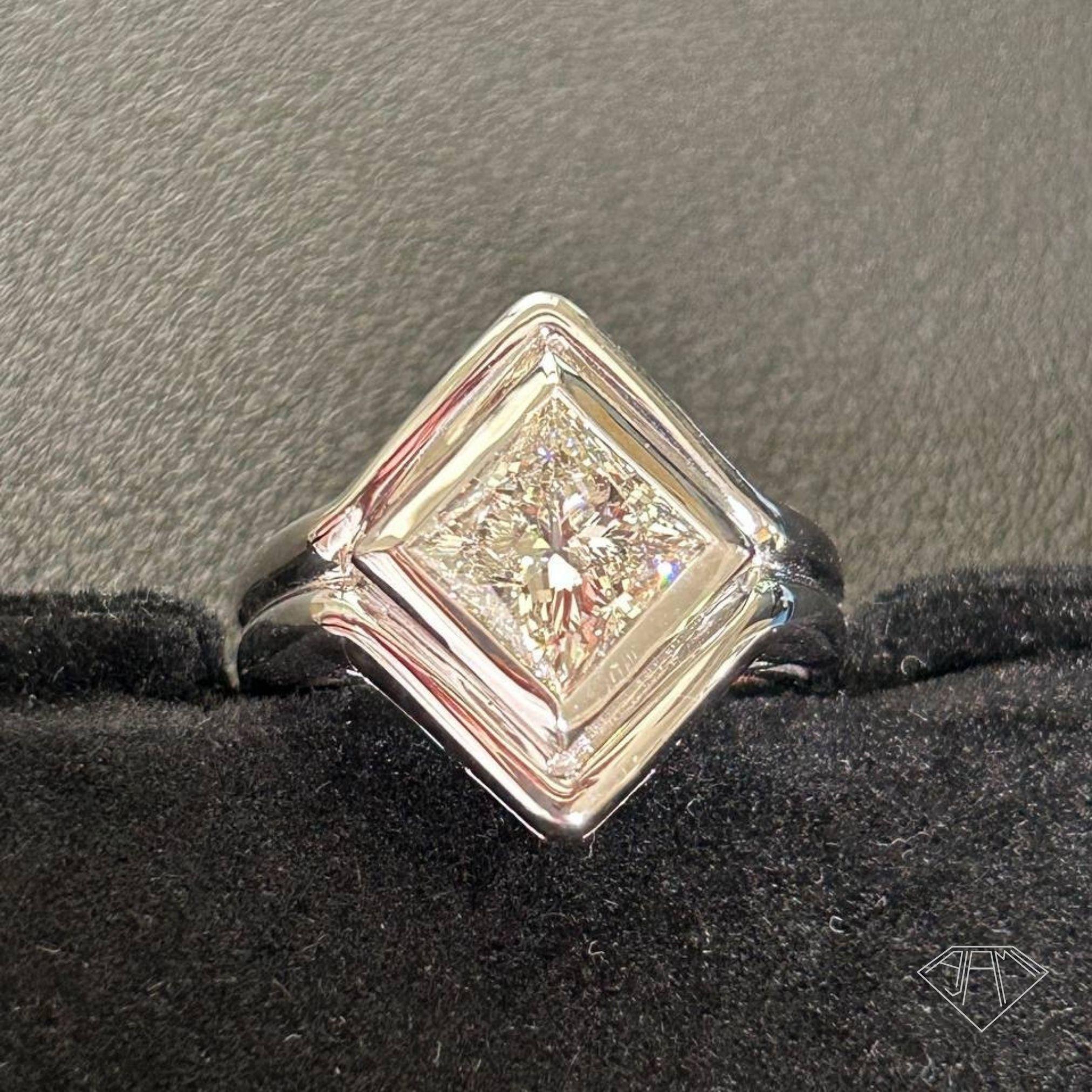 Whiting - Bague de cocktail en or blanc 18 carats avec diamant taille princesse de 2,33 carats Excellent état - En vente à Ramat Gan, IL