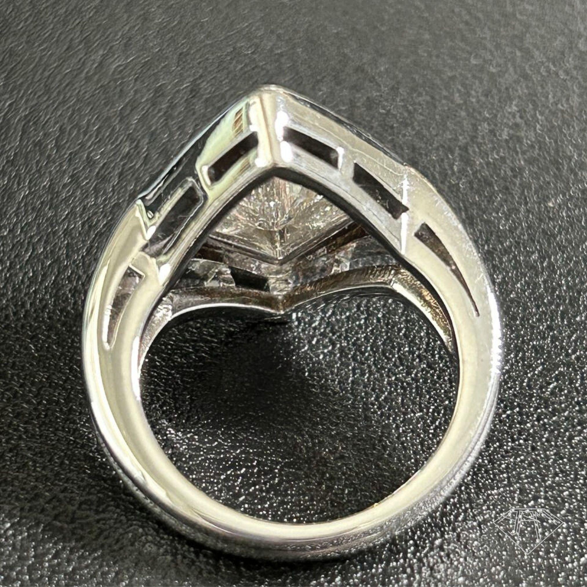 Whiting - Bague de cocktail en or blanc 18 carats avec diamant taille princesse de 2,33 carats en vente 1