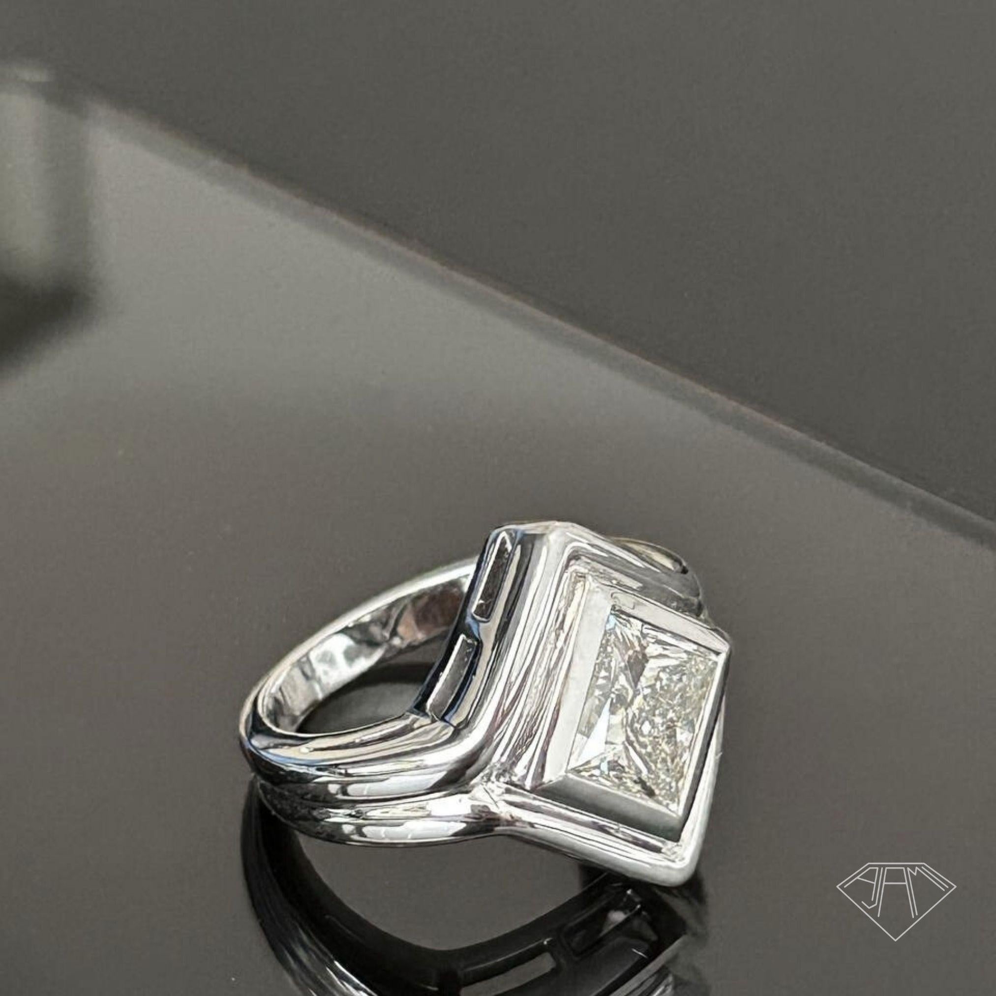 Whiting - Bague de cocktail en or blanc 18 carats avec diamant taille princesse de 2,33 carats en vente 3