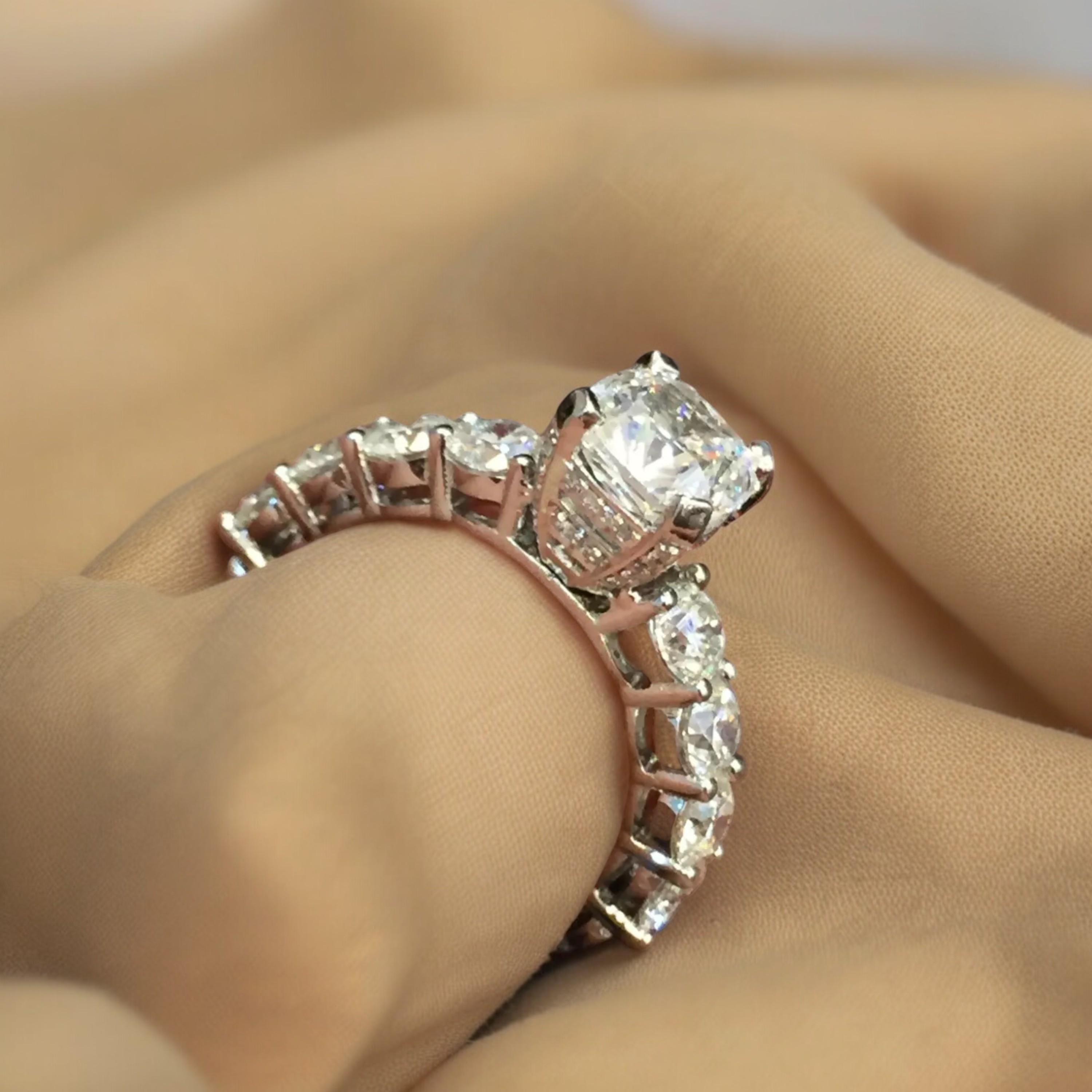 Contemporary Stunning 2.40 Cts Cushion Round Cut F/VS1 Diamonds Solitaire Ring 18K White Gold For Sale