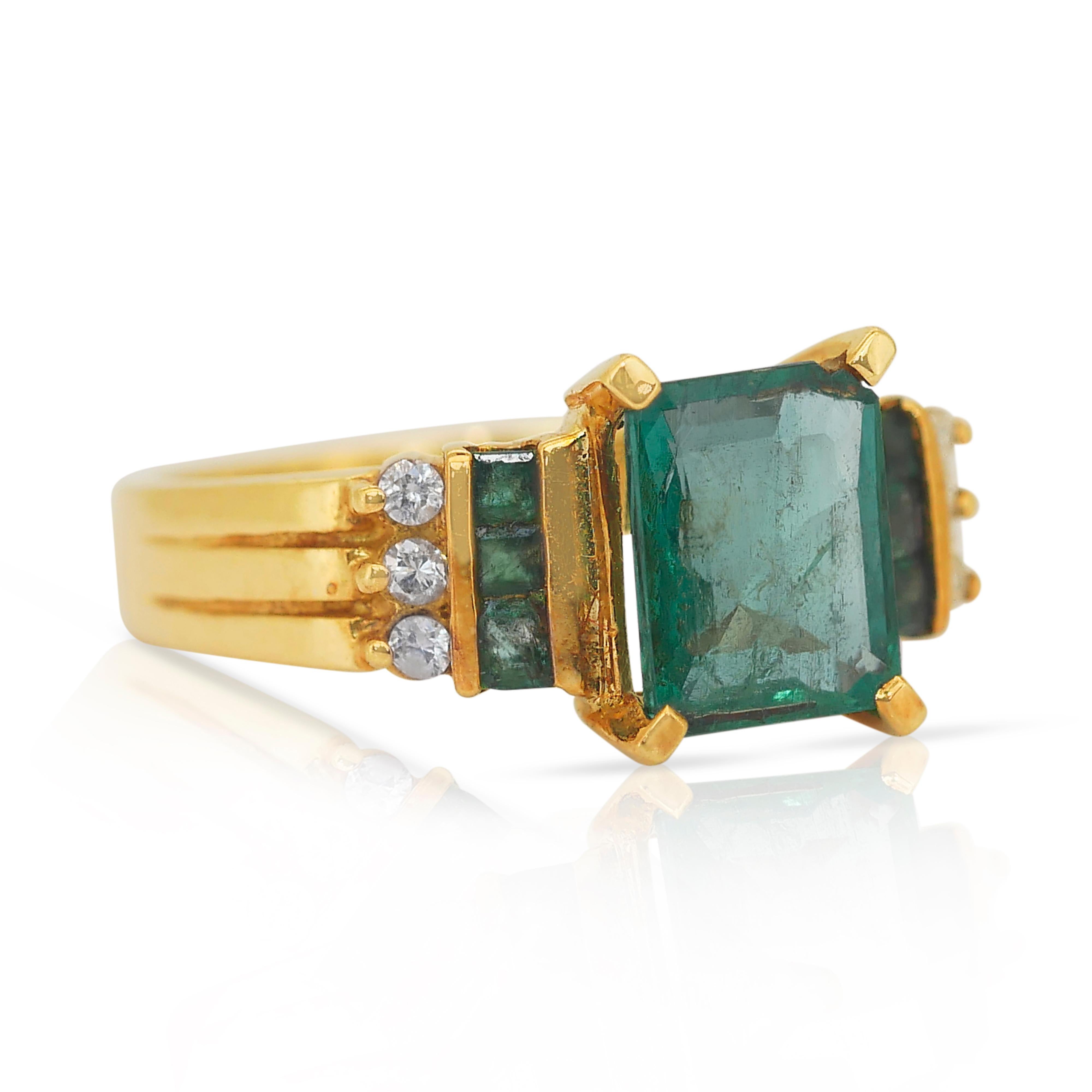 Superbe bague en or jaune 18k avec émeraudes et diamants de 2,47ct - certifiée IGI

Faites l'expérience d'un luxe intemporel avec cette exquise bague à grappes en or jaune 18 carats, dont la pièce maîtresse est une magnifique émeraude de 2,02