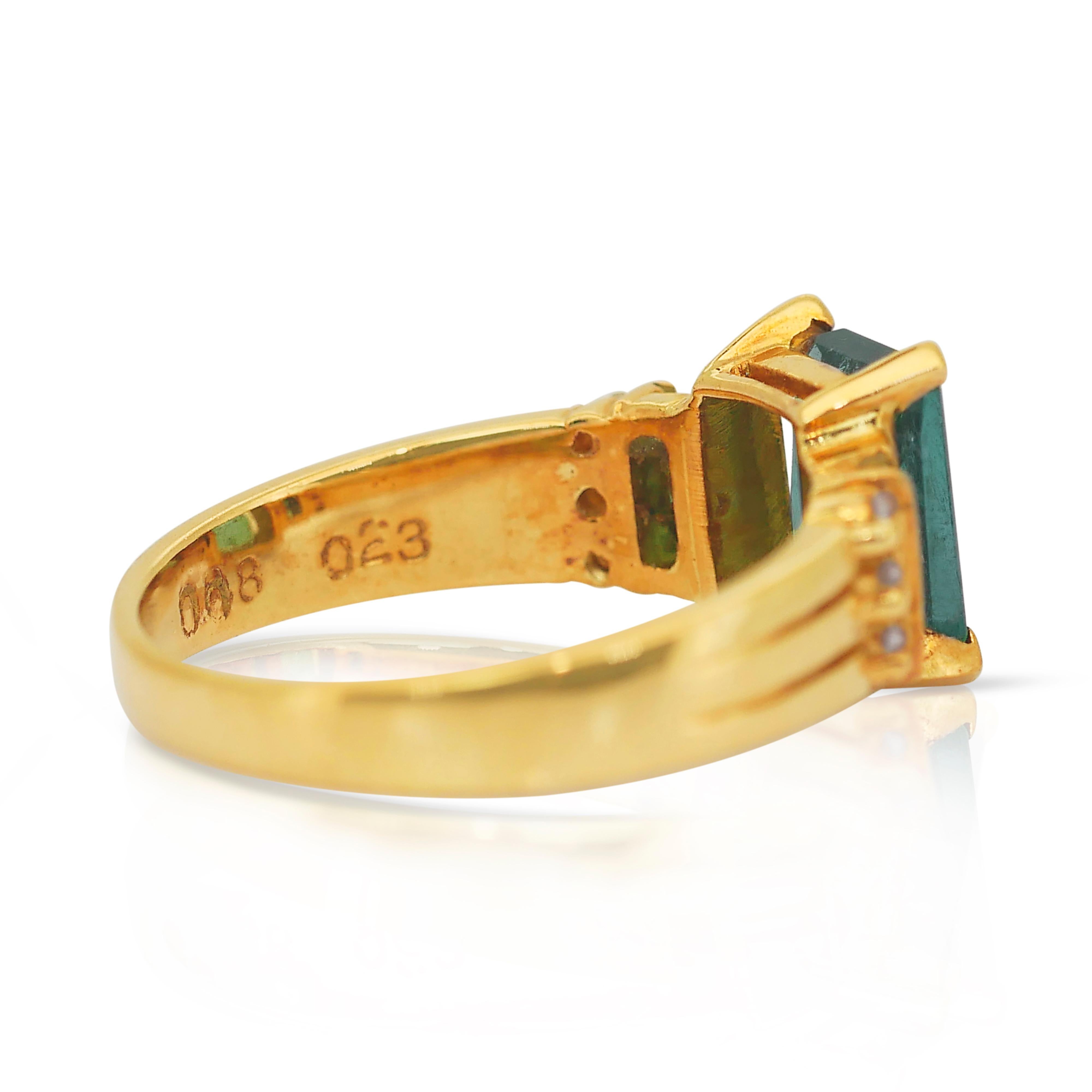 Taille émeraude Superbe bague en or jaune 18k avec émeraudes et diamants d'une valeur de 2,47ct en vente