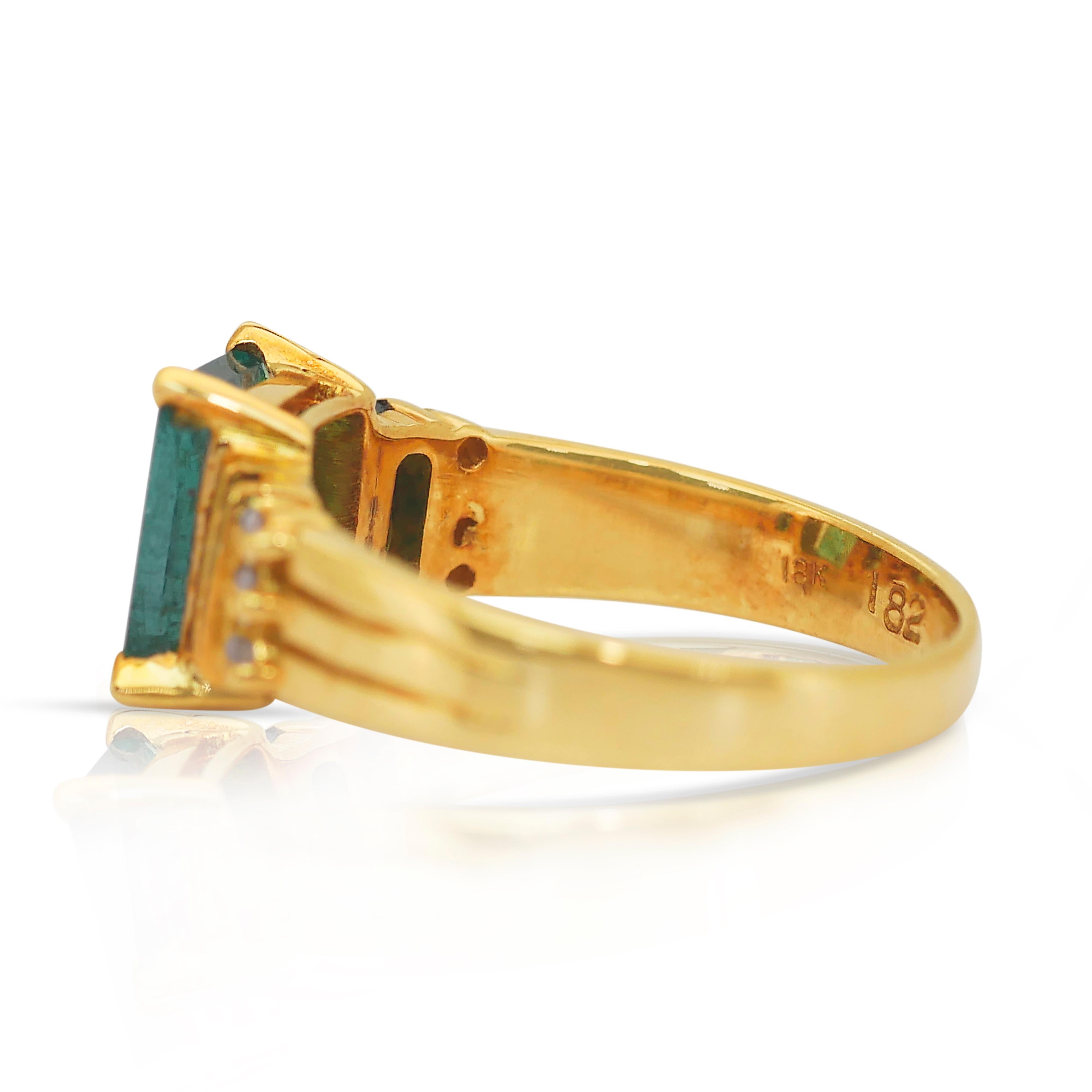 Superbe bague en or jaune 18k avec émeraudes et diamants d'une valeur de 2,47ct Neuf - En vente à רמת גן, IL