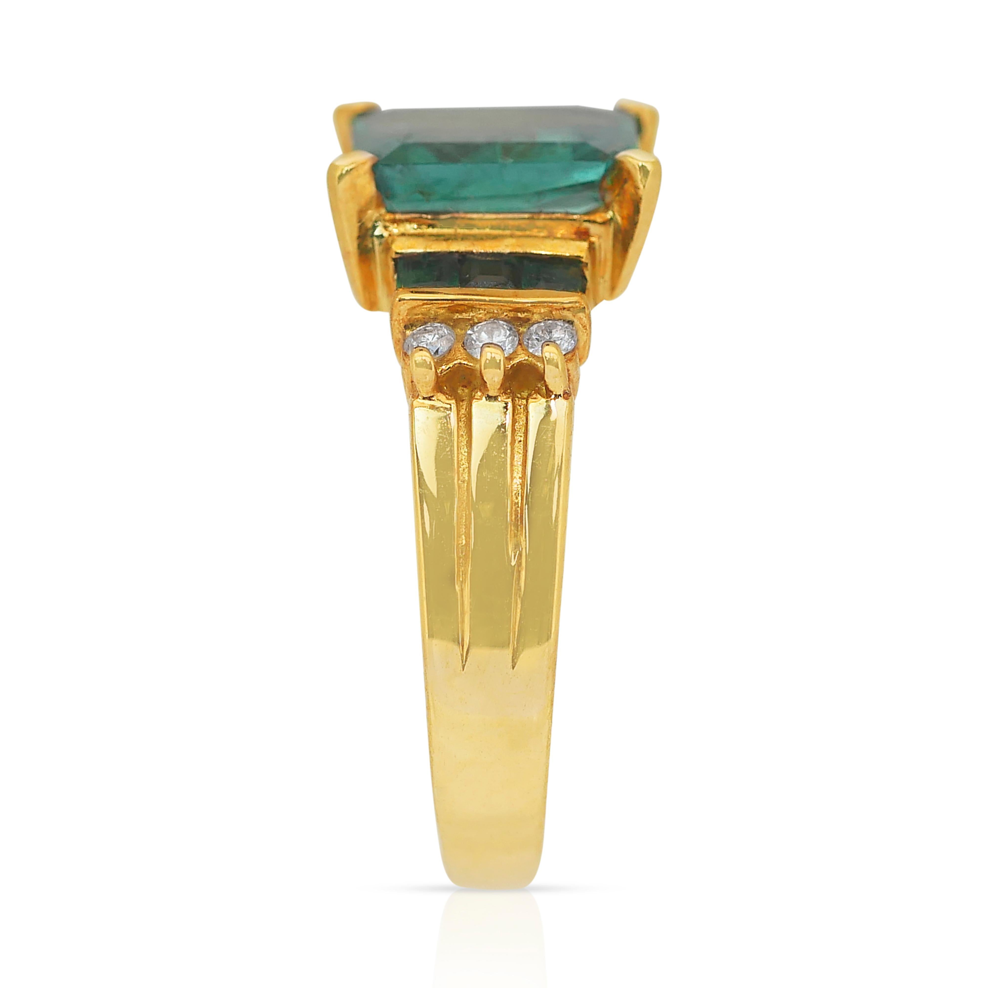 Superbe bague en or jaune 18k avec émeraudes et diamants d'une valeur de 2,47ct en vente 1