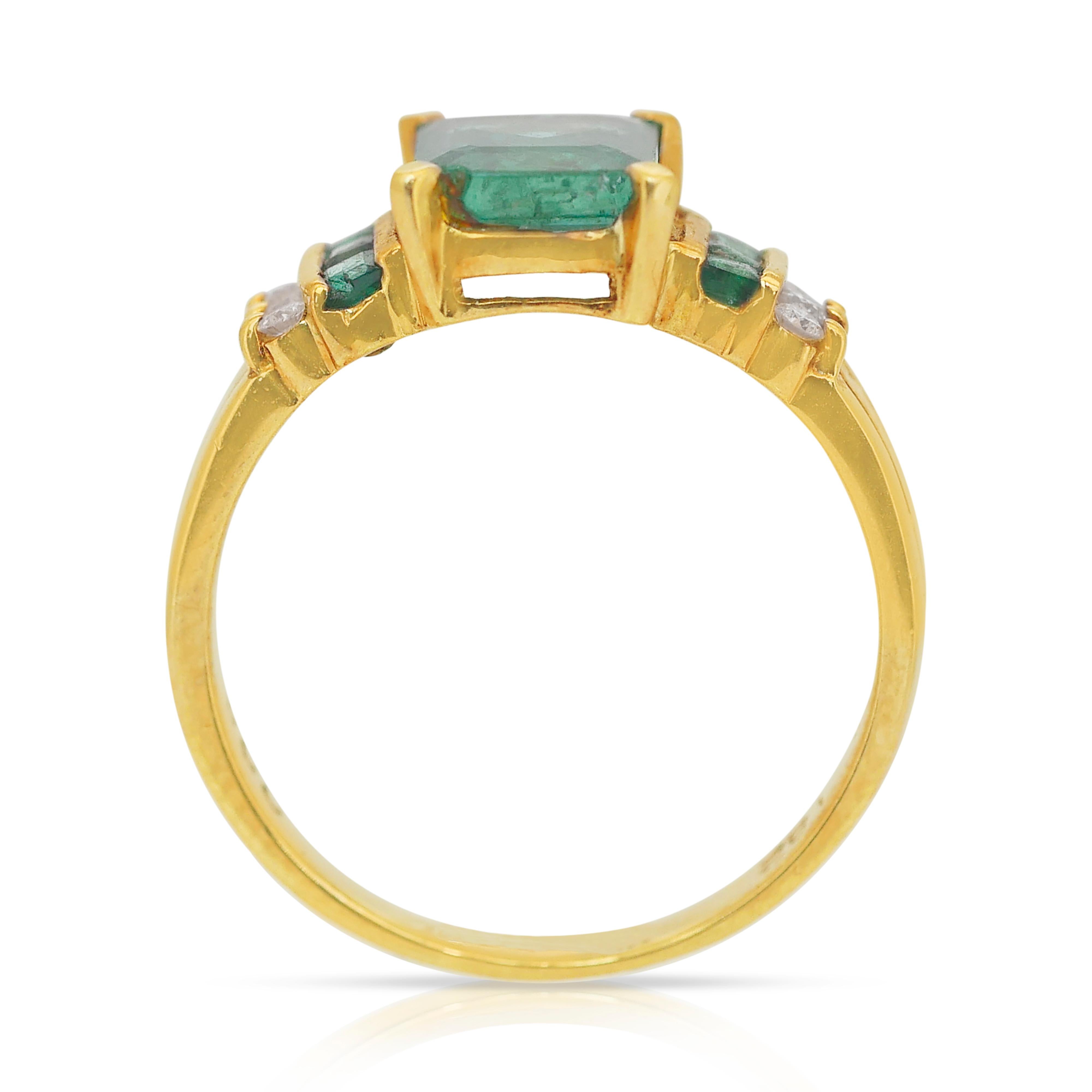 Superbe bague en or jaune 18k avec émeraudes et diamants d'une valeur de 2,47ct en vente 3