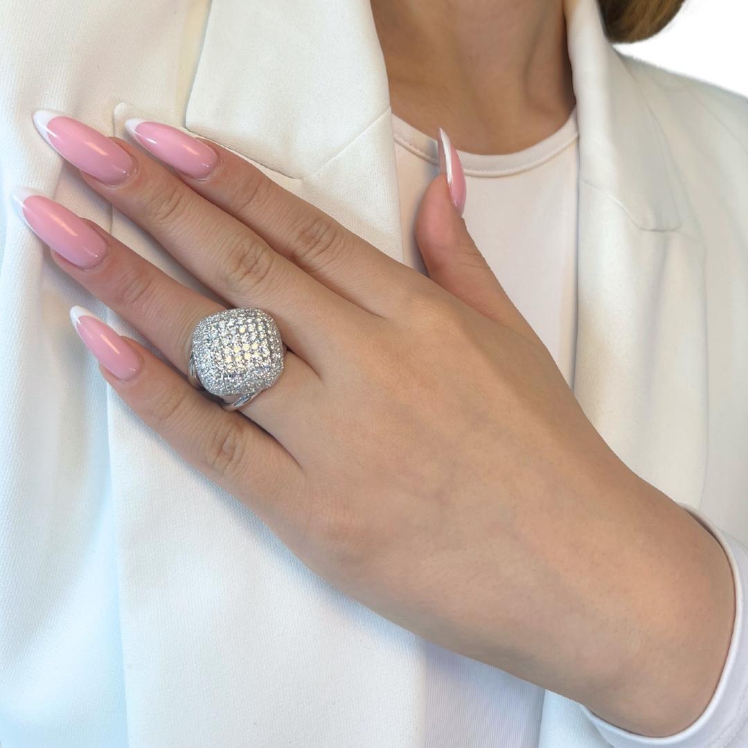 Stunning 2.50ct Diamonds Cocktail Ring in 18k White Gold - IGI Certified

An extraordinary masterpiece of light and luxury, this 18k white gold cocktail ring is adorned with 132 meticulously set round diamonds with 2.50ct. The sheer brilliance and