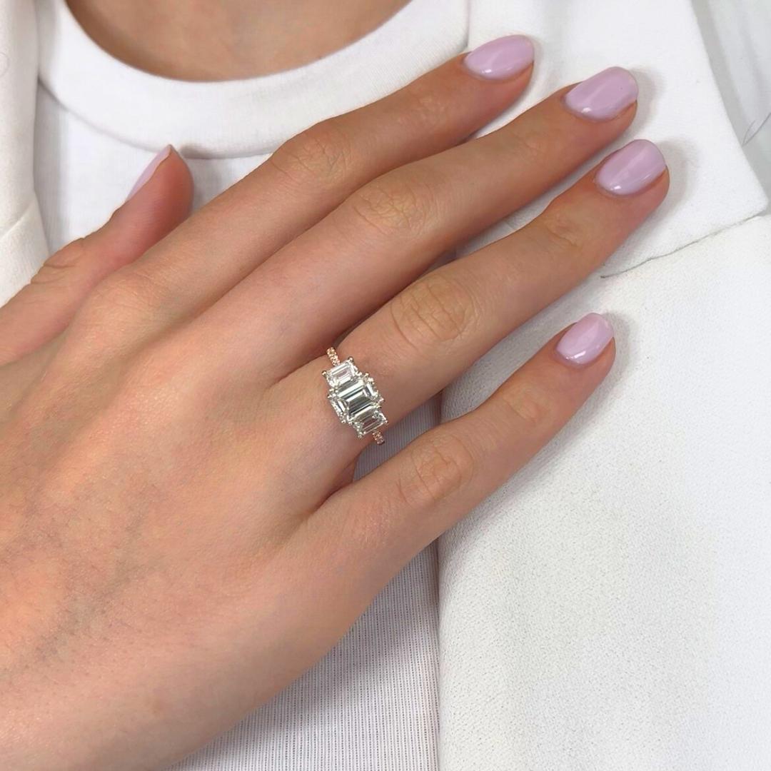 Stupendo anello con 2,57 carati di diamanti in oro rosa e bianco 18k - certificato IGI

Un'armoniosa miscela di raffinatezza classica e calore moderno, questo anello in oro rosa e bianco 18 carati presenta al centro un affascinante diamante taglio