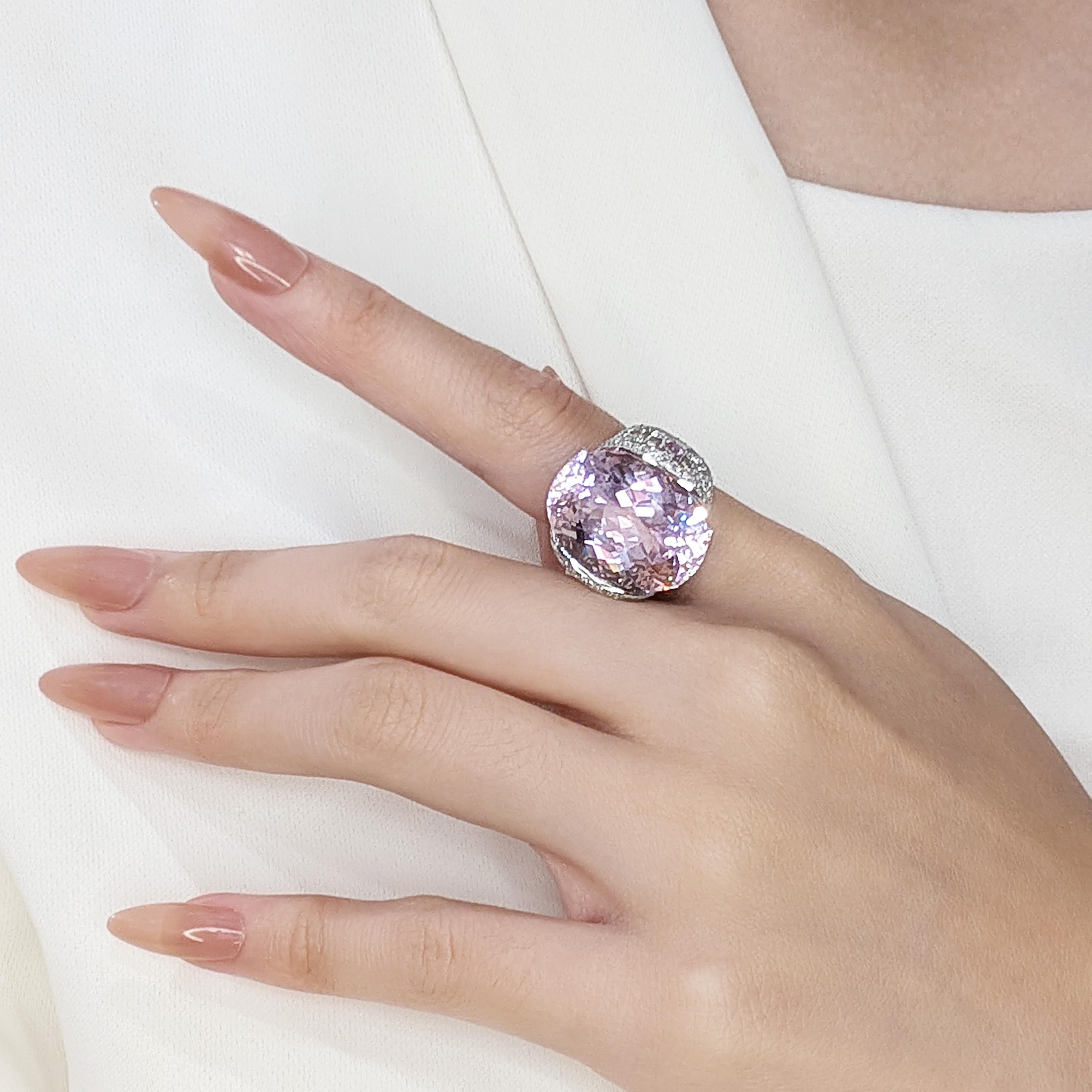 Stunning 25.7ct Kunzite and Natural Diamonds Dome Ring in 18K White Gold For Sale 3
