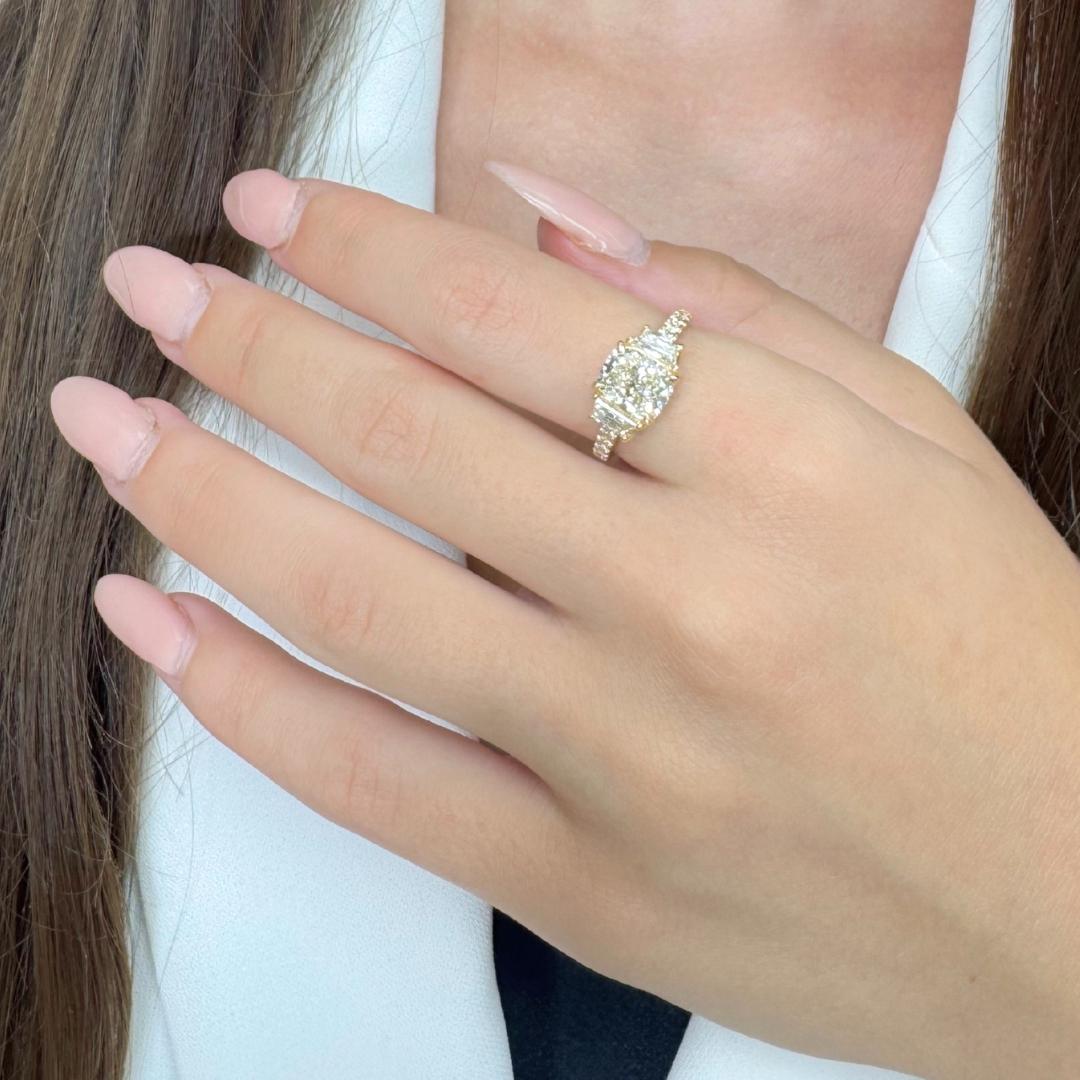 Stupendo anello con 3 pietre di diamanti da 2,62 carati in oro giallo 18 carati - certificato IGI

Un capolavoro di raffinatezza, questo anello con diamante in oro giallo 18 carati risplende di raffinatezza e brillantezza. Al centro si trova uno