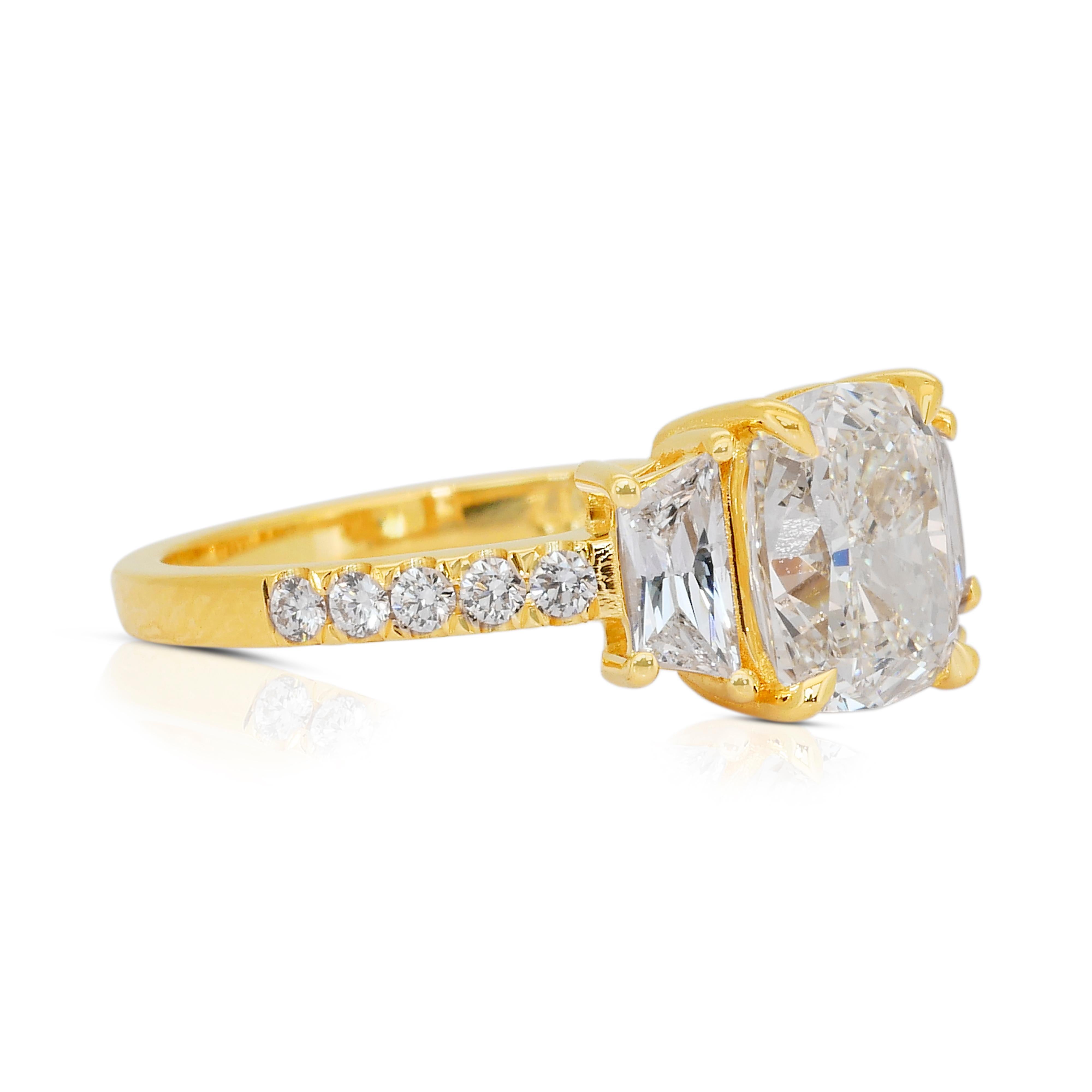 Taglio cuscino Stupendo anello con 3 pietre di diamanti da 2,62 carati in oro giallo 18 carati - certificato IGI in vendita