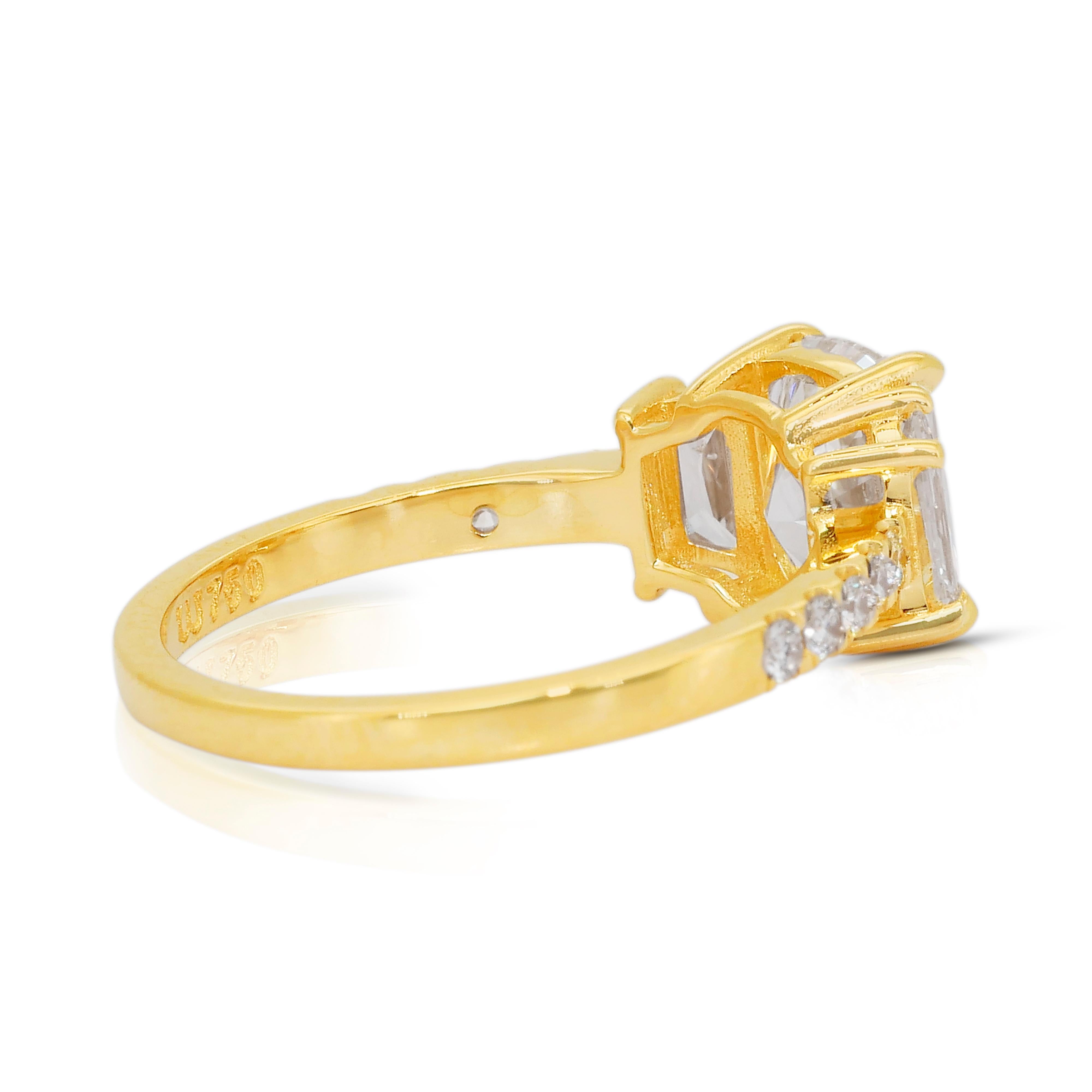 Stupendo anello con 3 pietre di diamanti da 2,62 carati in oro giallo 18 carati - certificato IGI In condizioni Nuovo in vendita a רמת גן, IL