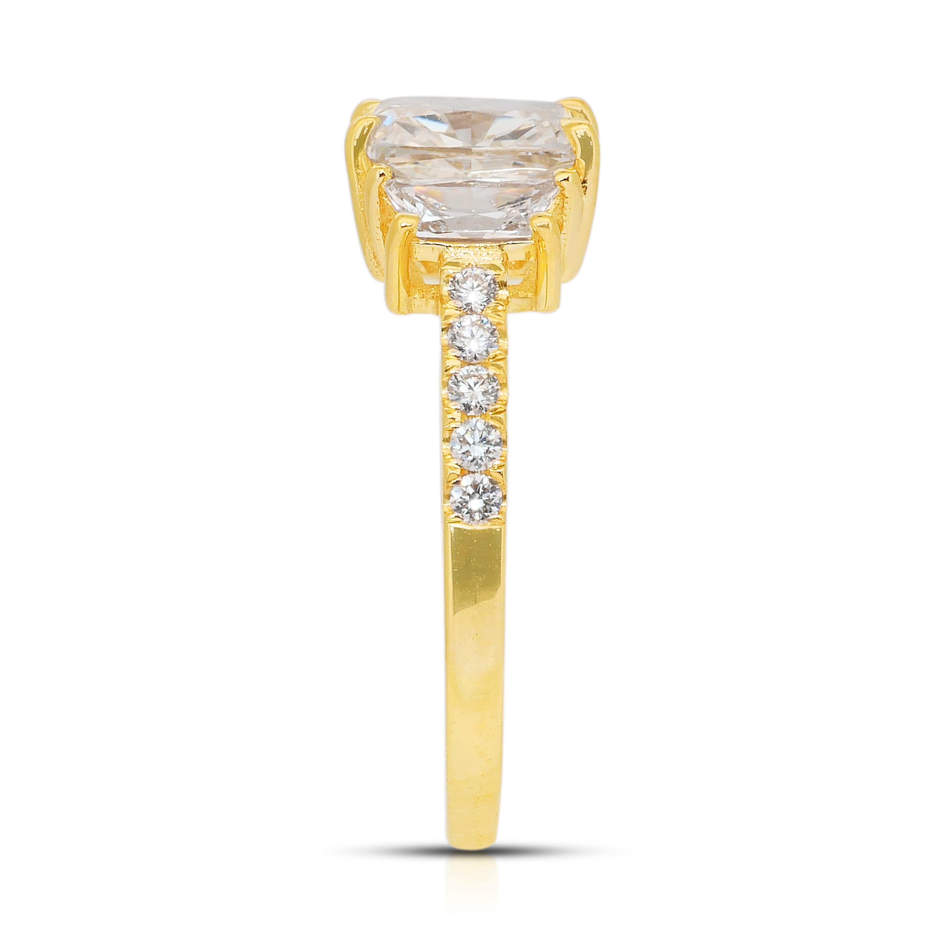 Stupendo anello con 3 pietre di diamanti da 2,62 carati in oro giallo 18 carati - certificato IGI in vendita 2