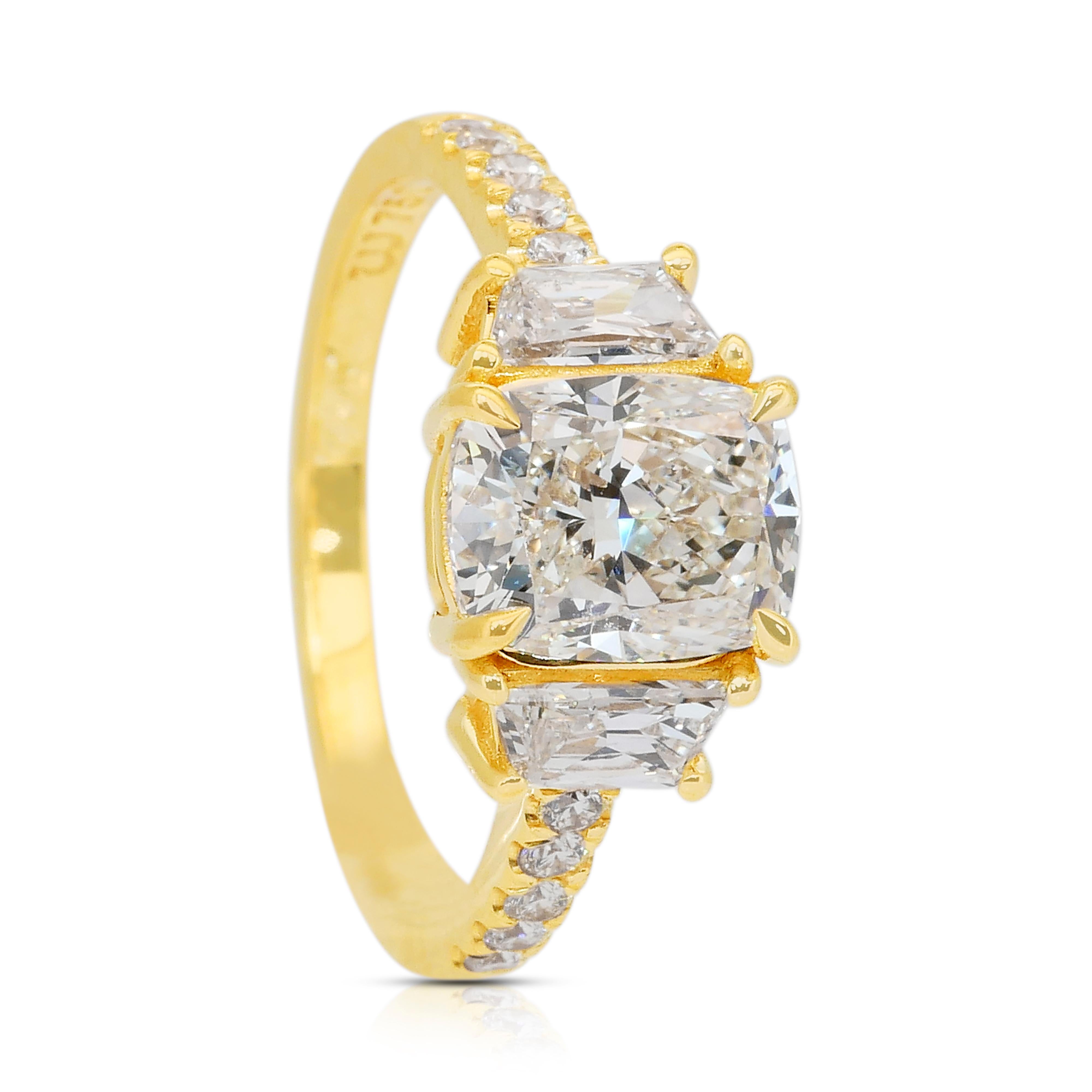 Stupendo anello con 3 pietre di diamanti da 2,62 carati in oro giallo 18 carati - certificato IGI in vendita 3