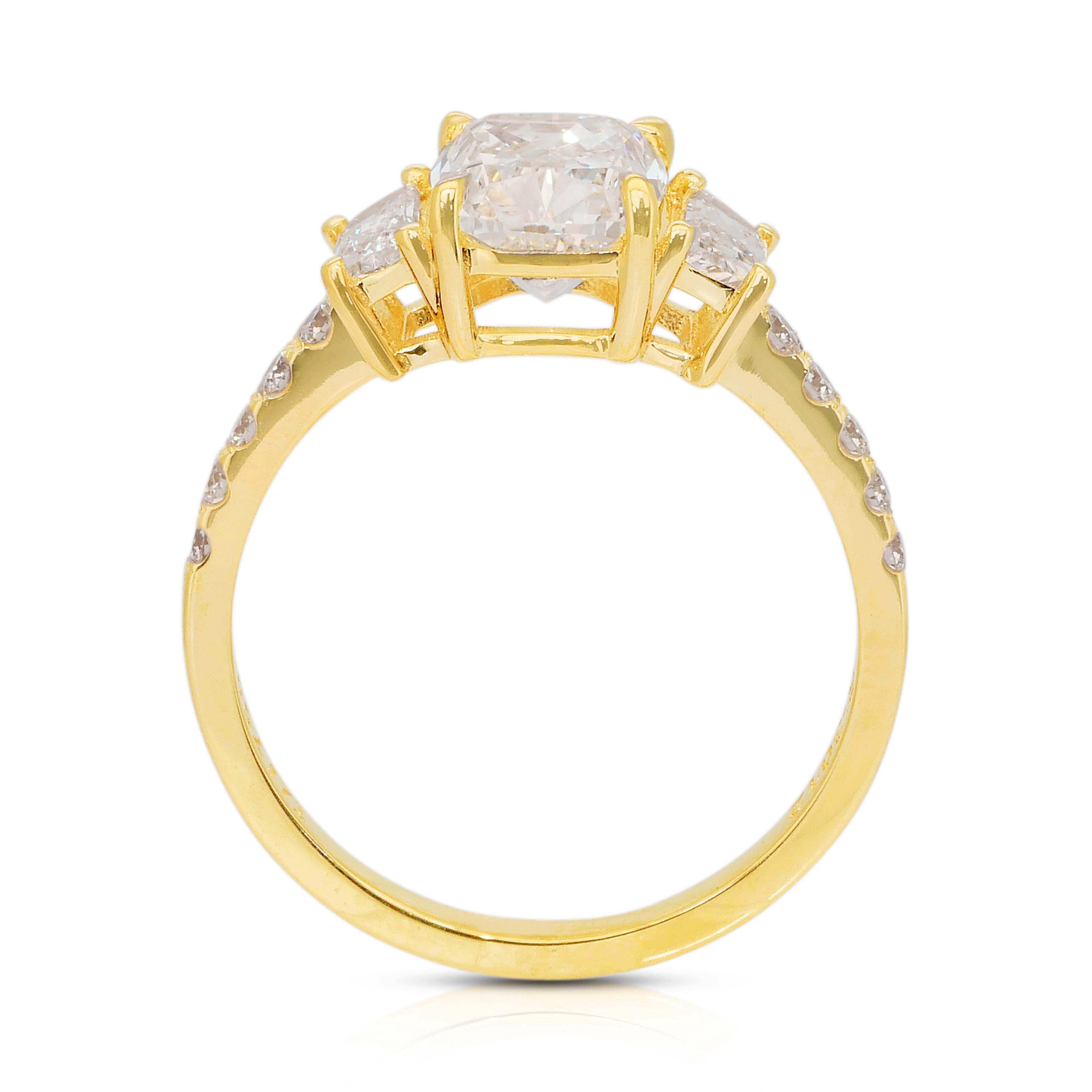Stupendo anello con 3 pietre di diamanti da 2,62 carati in oro giallo 18 carati - certificato IGI in vendita 4