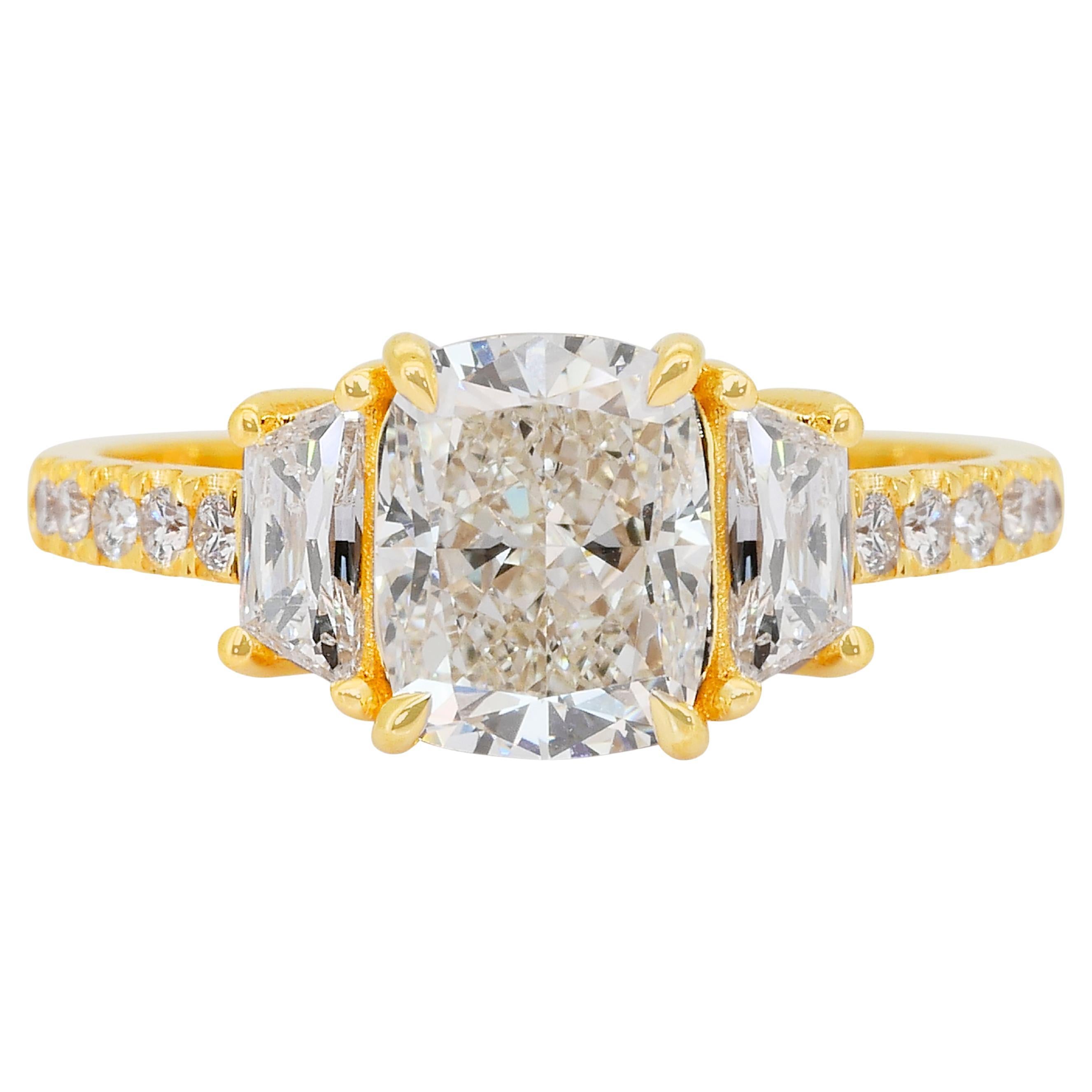 Stupendo anello con 3 pietre di diamanti da 2,62 carati in oro giallo 18 carati - certificato IGI in vendita