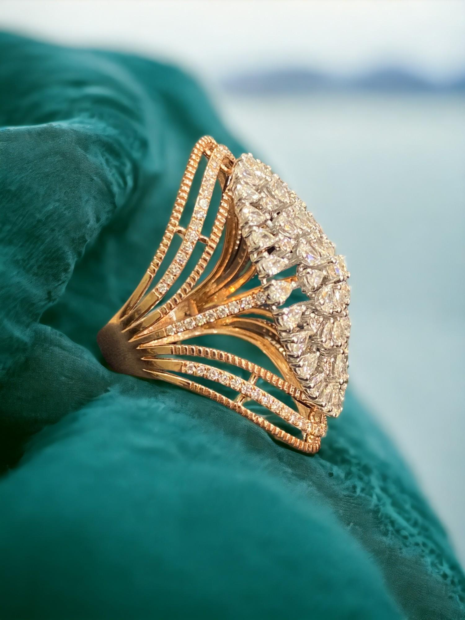 Alle guten Dinge sind aus funkelnden Diamanten und Gold gemacht. Machen Sie diese atemberaubende 2,63 Karat Birne Runde Form Natürliche Diamanten Big Party Ring in 14K Rose Gold Ihr!

Spezifikationen: 
Diamant Farbe : Weiß
Diamant Gewicht : 2.63