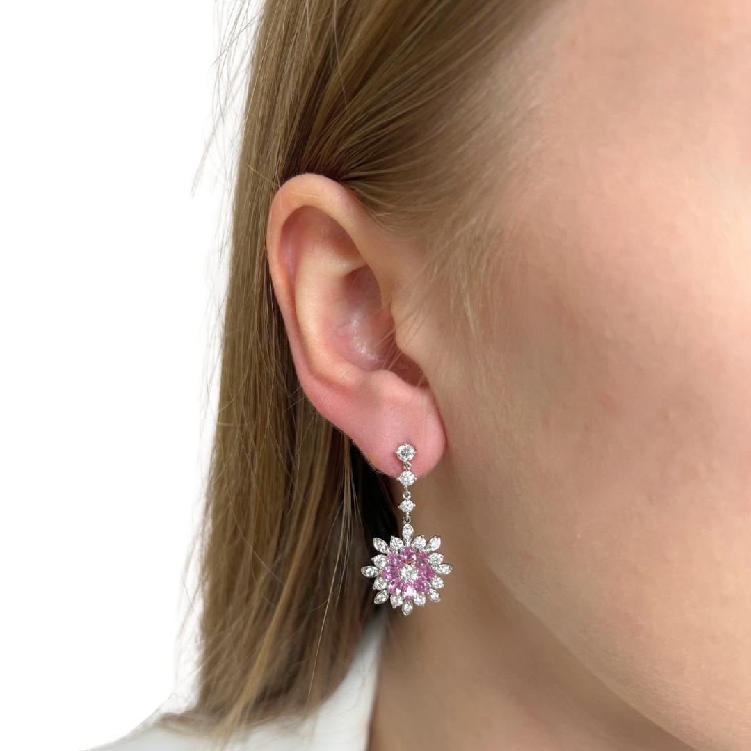Splendidi orecchini a goccia con zaffiri e diamanti da 2,69 carati in oro bianco 18 carati - certificati IGI

Eleganza con questi splendidi orecchini a goccia in oro bianco 18 carati. Con 16 accattivanti zaffiri rosa a forma di pera per un totale di