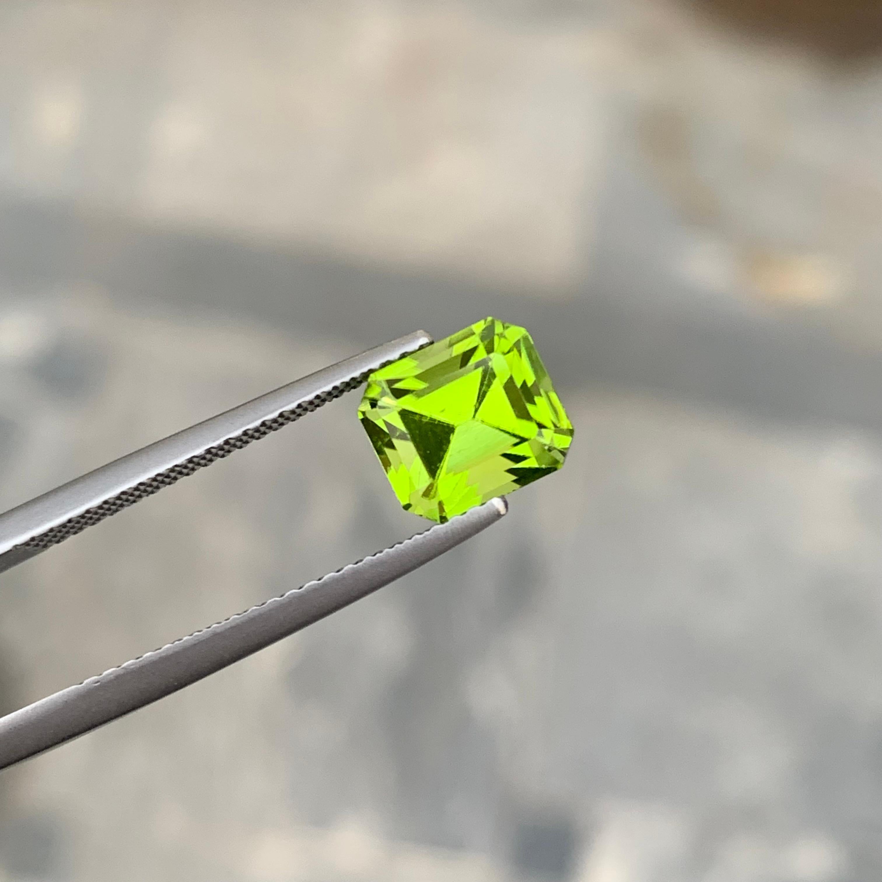 Stunning 2.70 Carat Loose Apple Green Peridot from Pakistan Emerald Shape For Sale 3