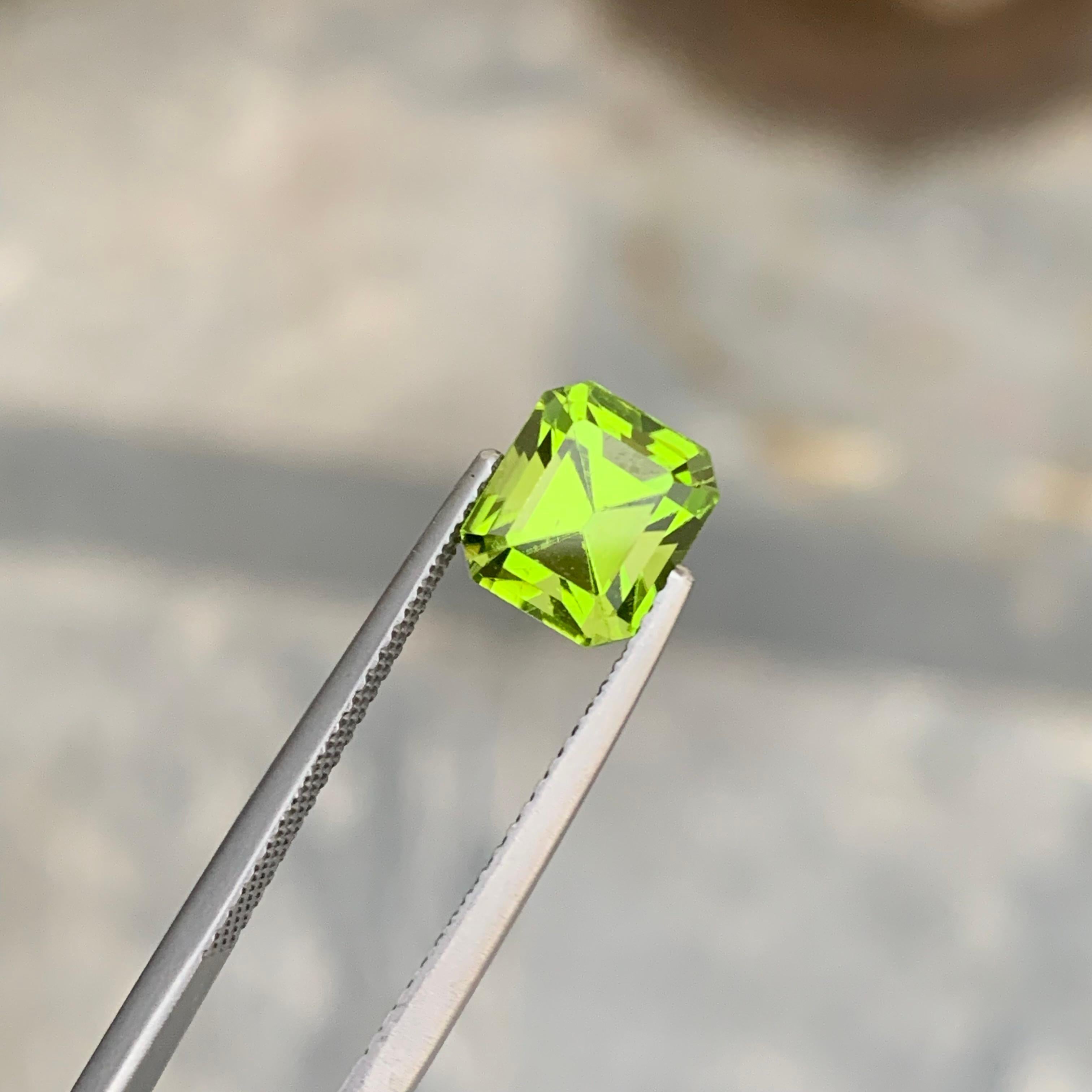 Stunning 2.70 Carat Loose Apple Green Peridot from Pakistan Emerald Shape For Sale 4