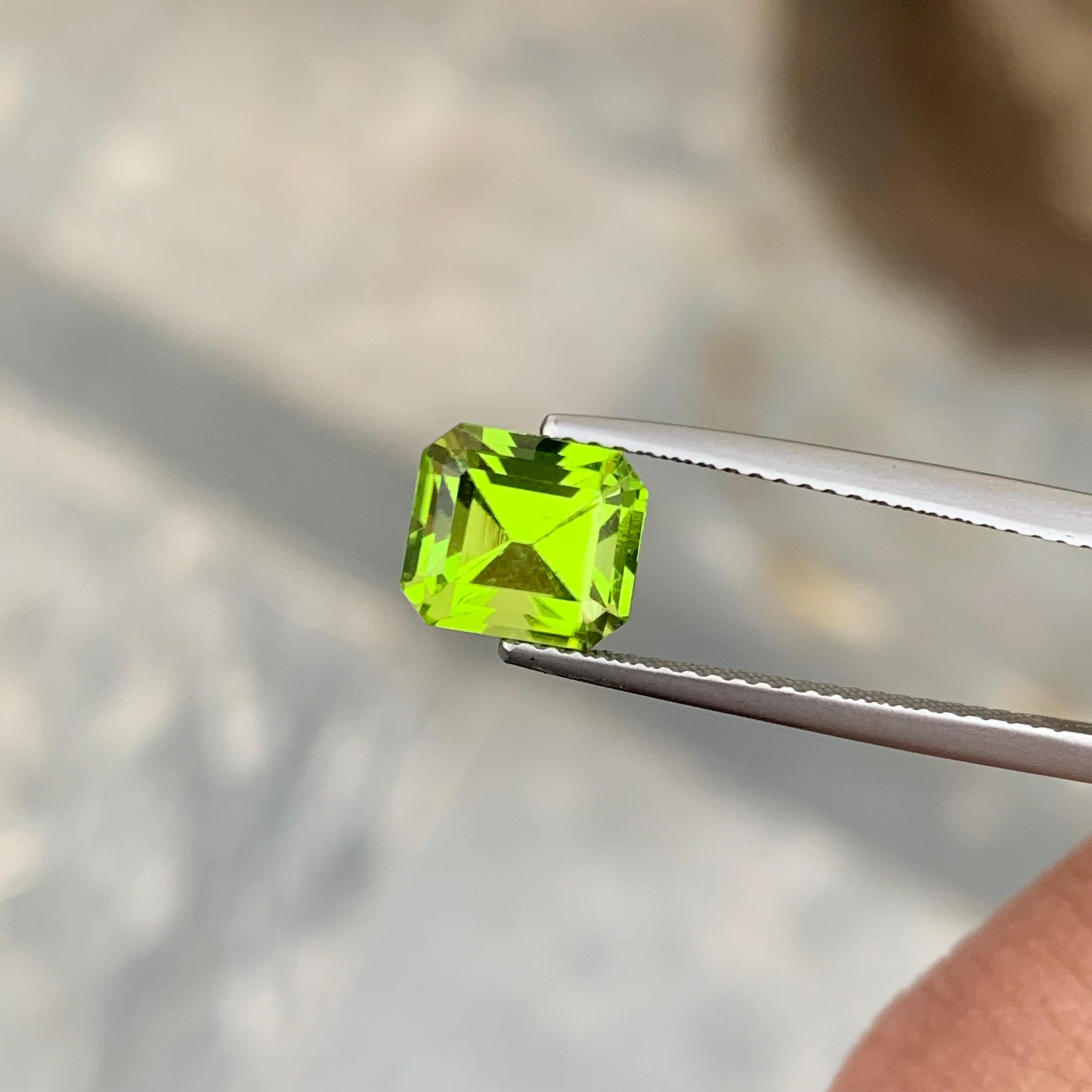 Stunning 2.70 Carat Loose Apple Green Peridot from Pakistan Emerald Shape For Sale 6