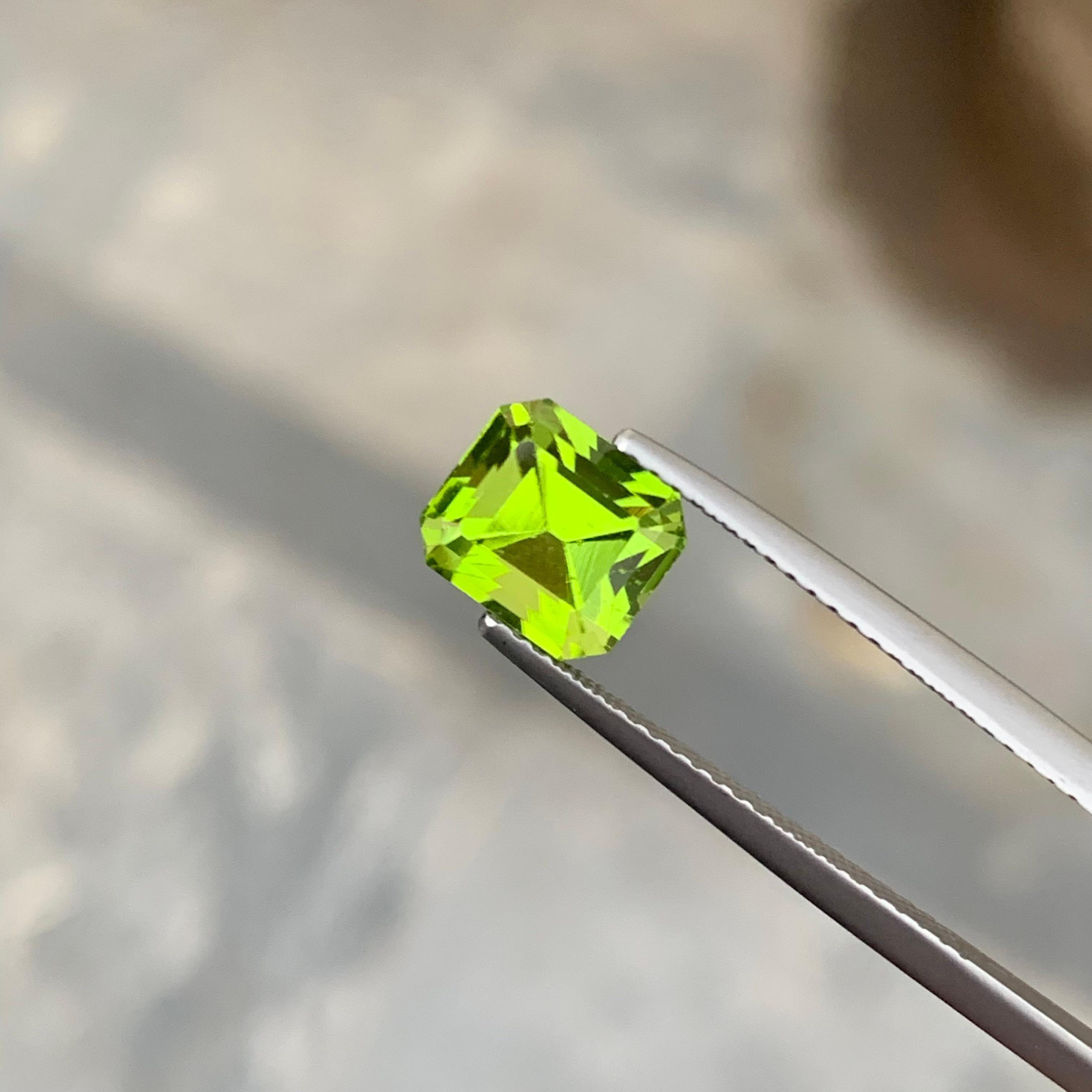 Stunning 2.70 Carat Loose Apple Green Peridot from Pakistan Emerald Shape For Sale 7