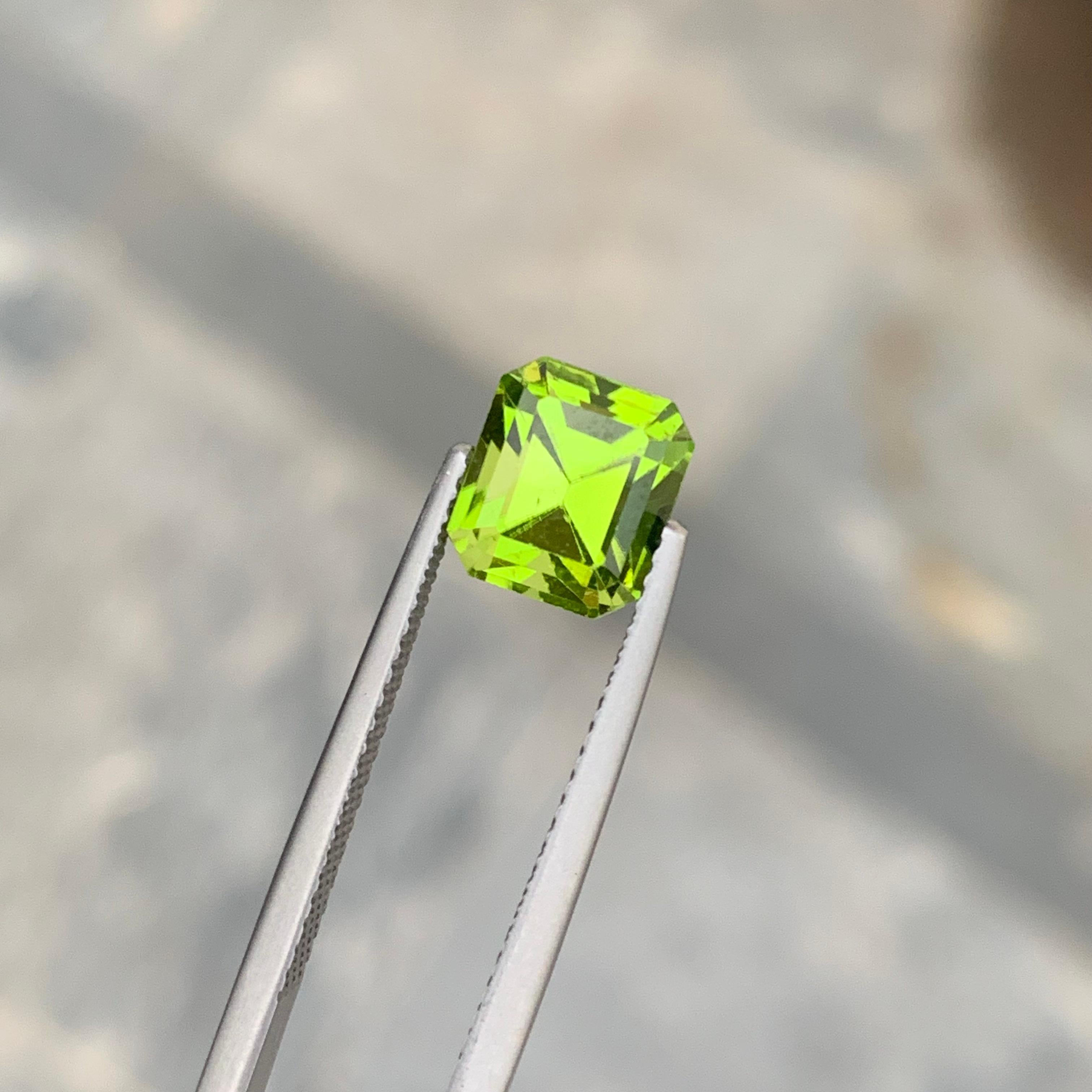 Stunning 2.70 Carat Loose Apple Green Peridot from Pakistan Emerald Shape For Sale 9