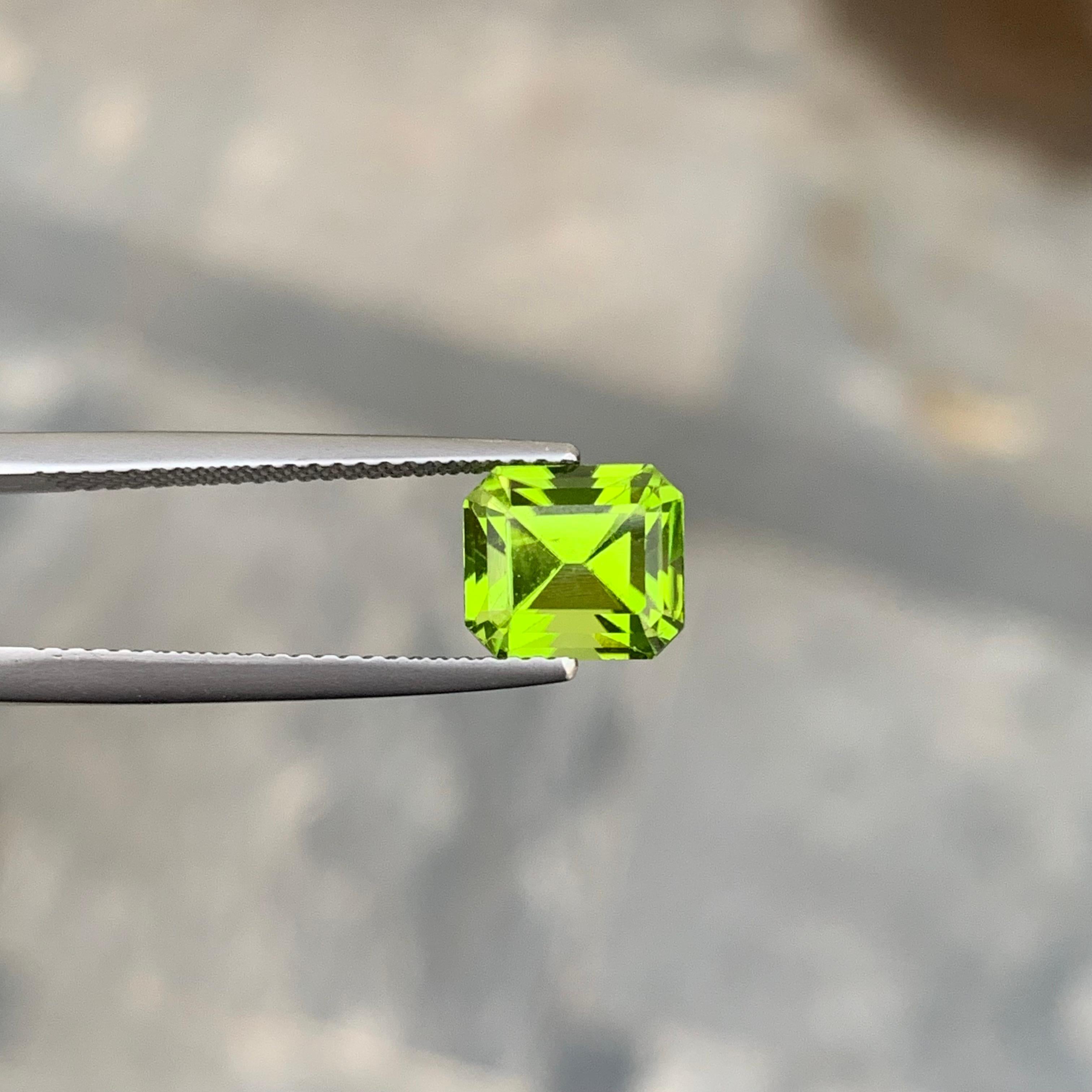 Stunning 2.70 Carat Loose Apple Green Peridot from Pakistan Emerald Shape In New Condition For Sale In Peshawar, PK