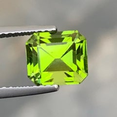 Superbe péridot vert pomme non serti de 2,70 carats en forme d'émeraude du Pakistan