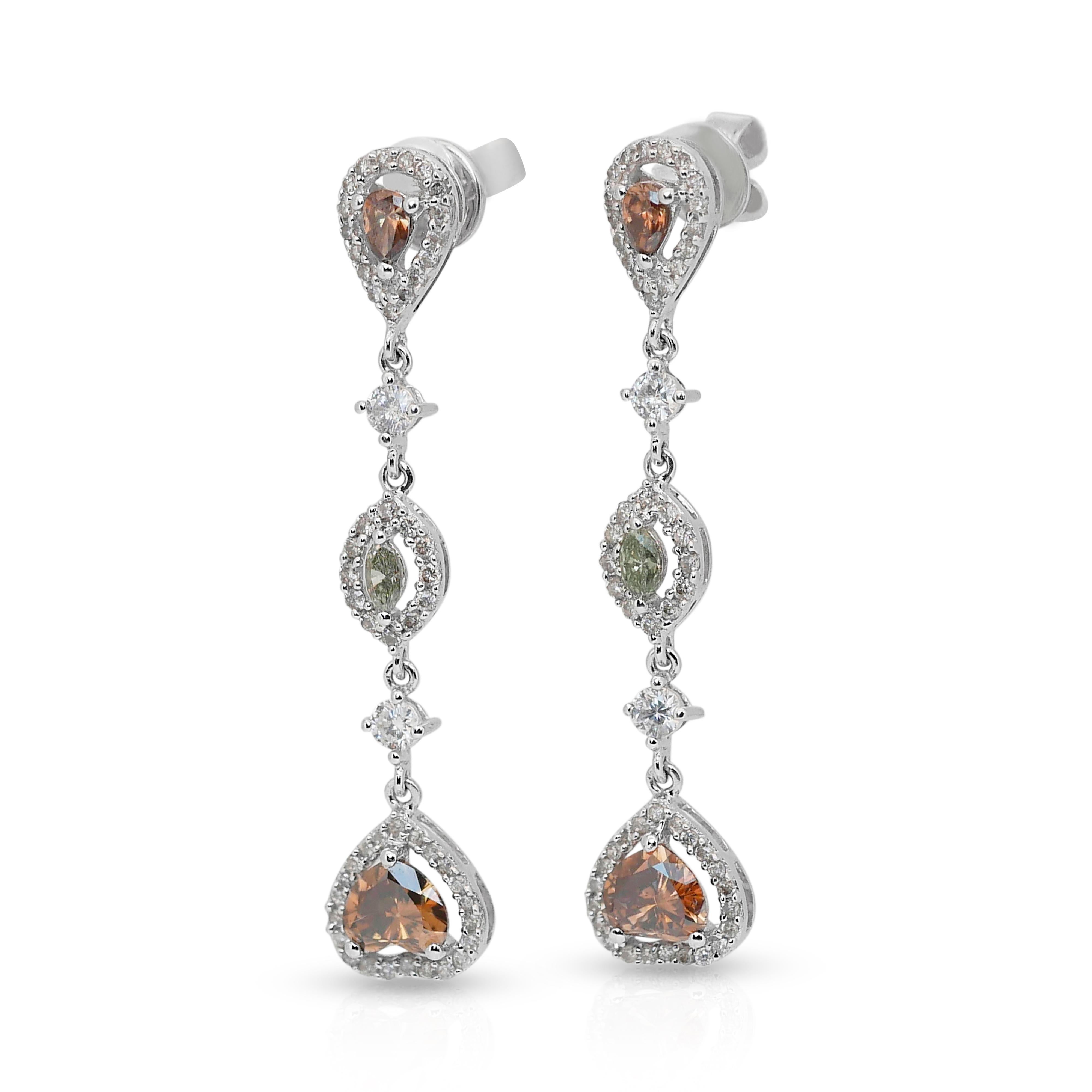 Atemberaubende 2,70ct Diamanten Fancy-Colored Drop Ohrringe in 18k Weißgold - IGI zertifiziert

Diese Tropfenohrringe aus 18 Karat Weißgold strahlen mit sechs ausgefallenen Diamanten von insgesamt 1,38 ct. eine einzigartige Eleganz aus. Jeder