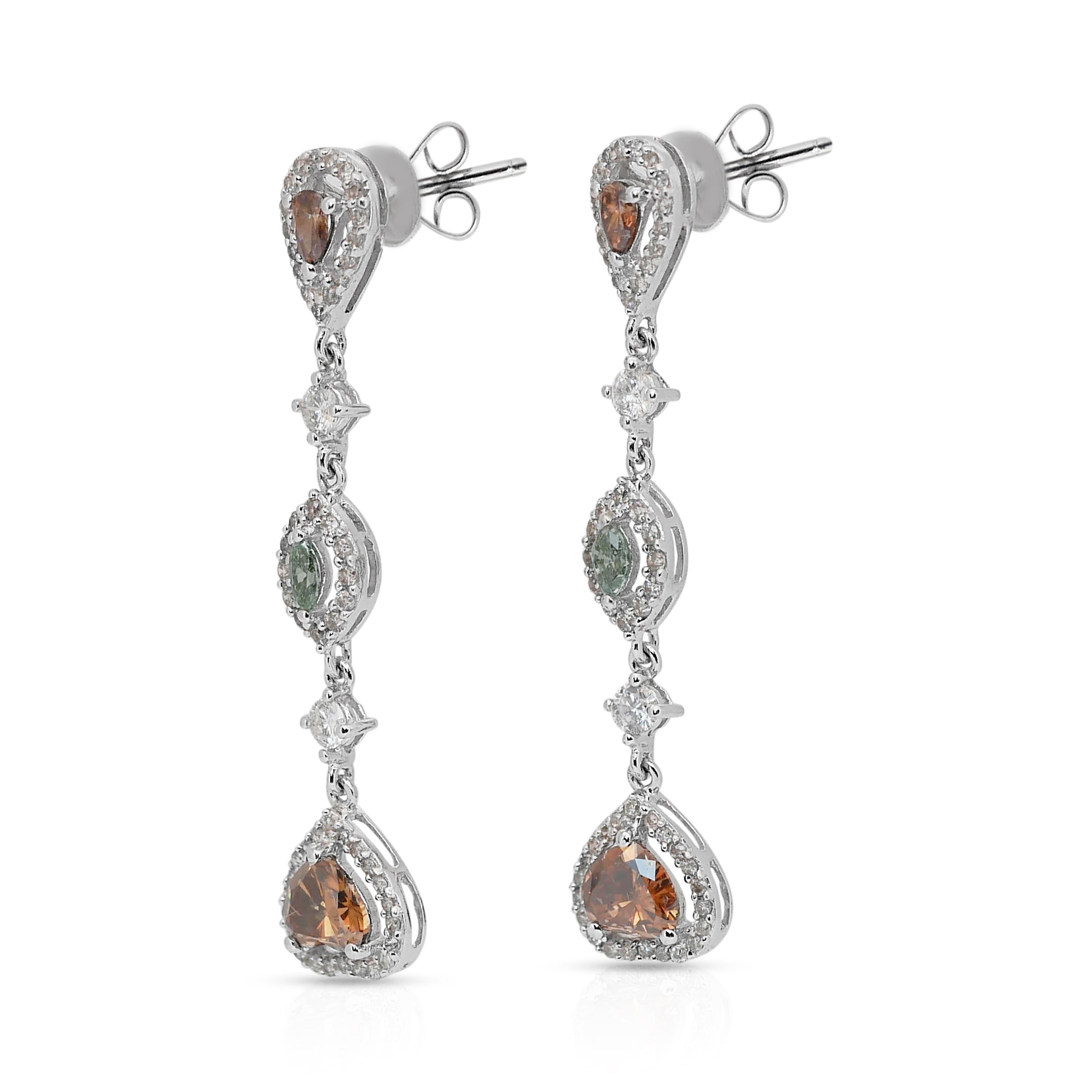 Atemberaubende 2,70 Karat Diamanten Fancy-Colored Tropfenohrringe aus 18 Karat Weißgold (Herzschliff) im Angebot