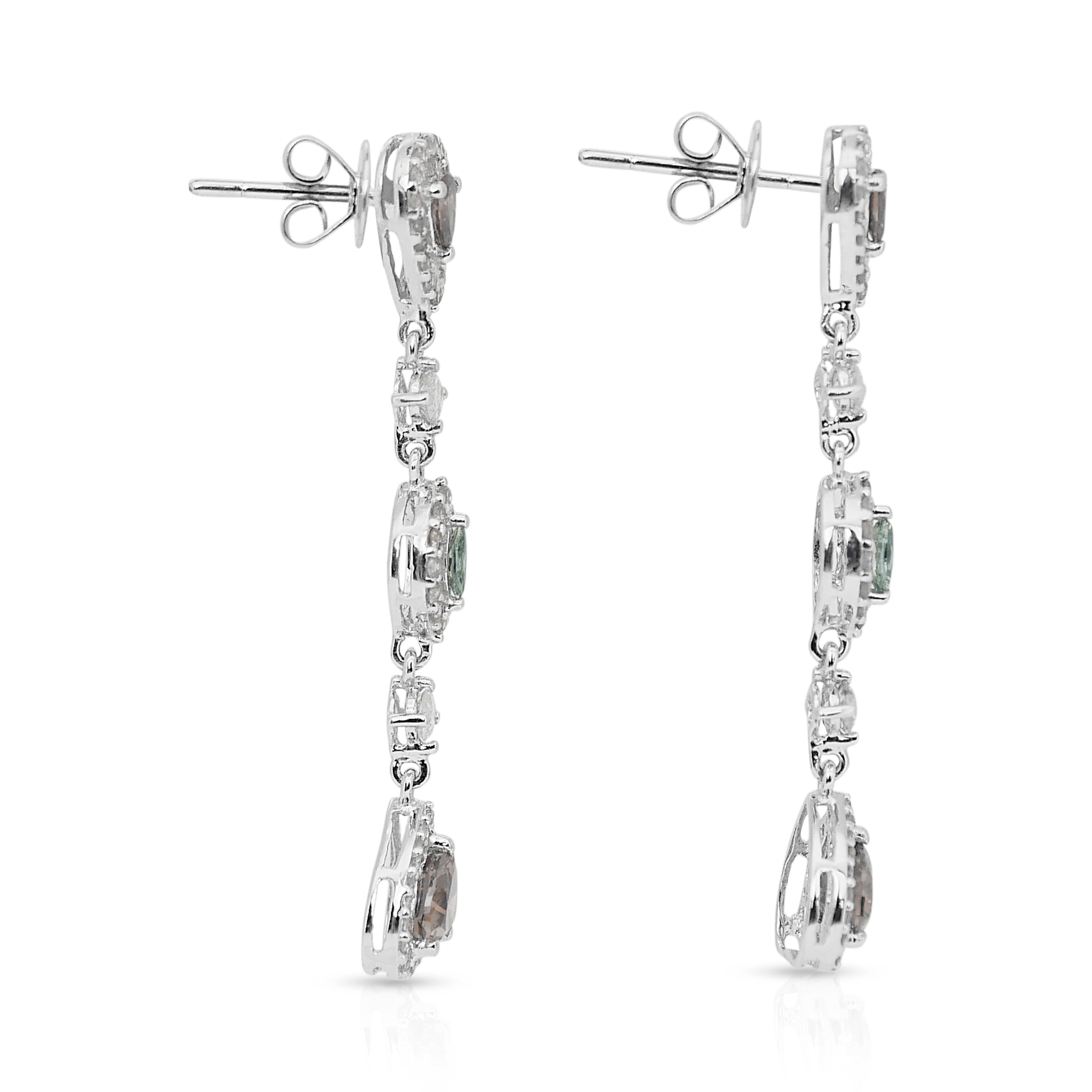 Atemberaubende 2,70 Karat Diamanten Fancy-Colored Tropfenohrringe aus 18 Karat Weißgold Damen im Angebot