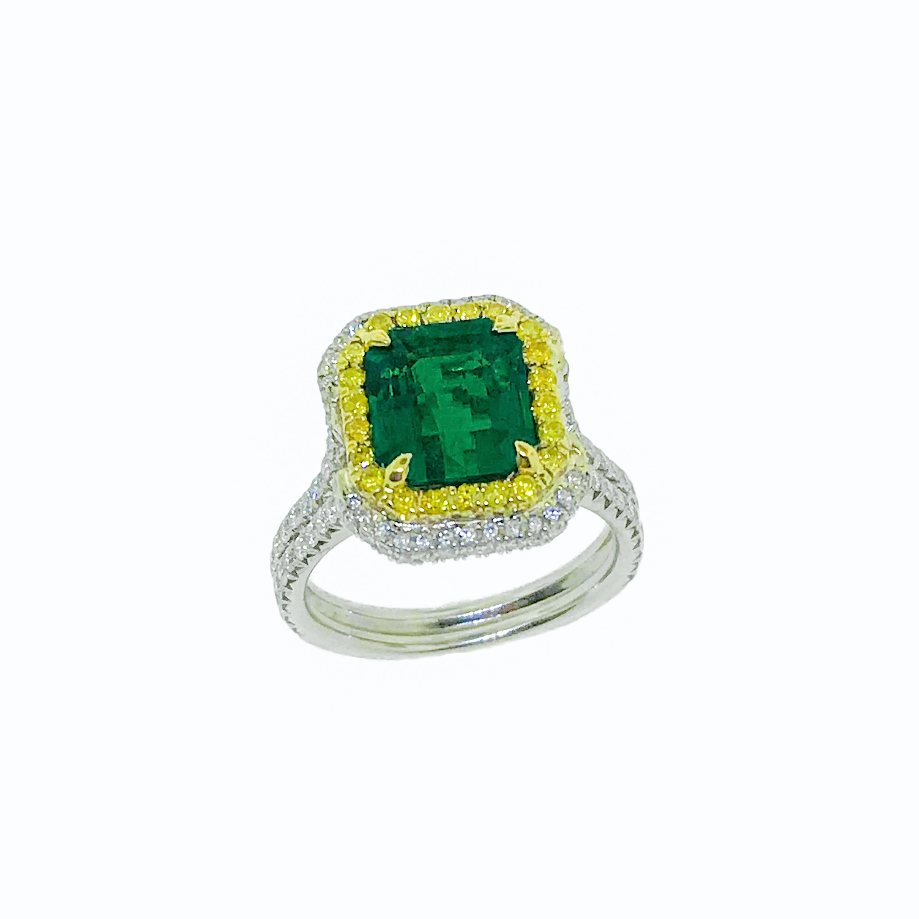 Contemporary Stunning 2.76 Carat Colombian Emerald and Diamond Ring For Sale