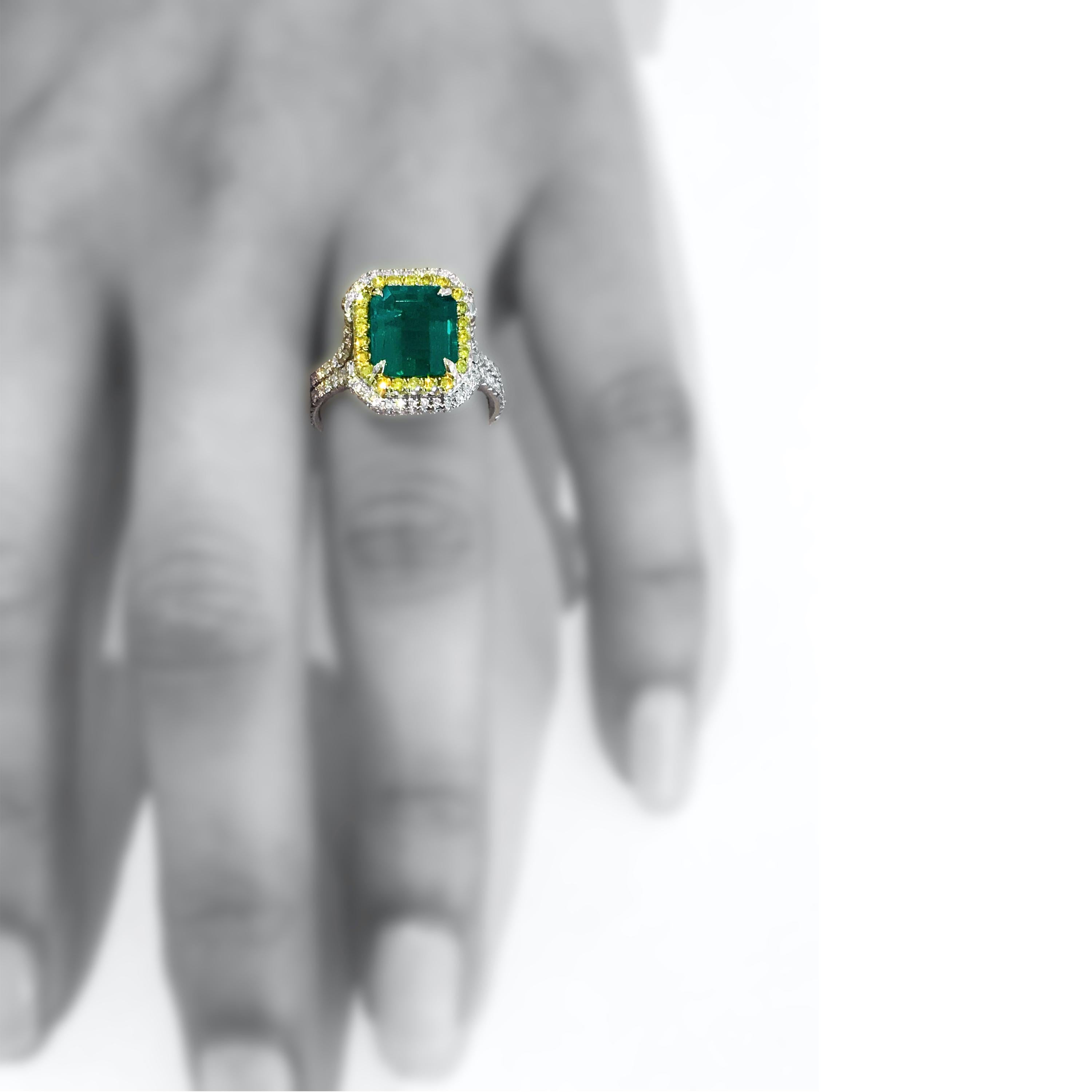 Stunning 2.76 Carat Colombian Emerald and Diamond Ring In New Condition For Sale In Newport Beach, CA