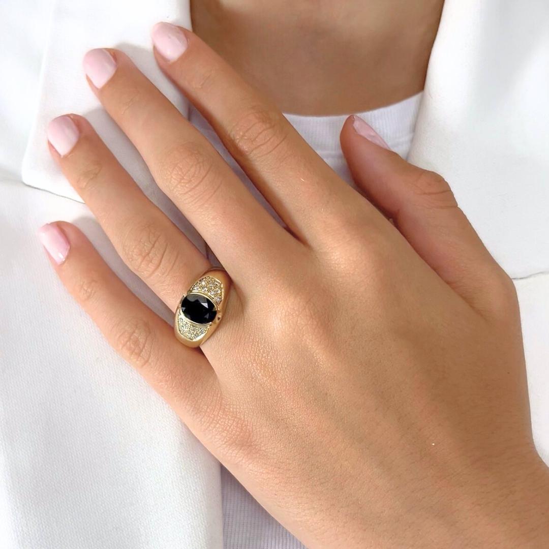 Stupendo anello a grappolo con zaffiro e diamanti da 2,77 carati in oro giallo 14k - certificato IGI

Questo anello in oro giallo 14k è caratterizzato da un affascinante zaffiro dal taglio ovale di 2,40 carati in una ricca tonalità blu scuro, che