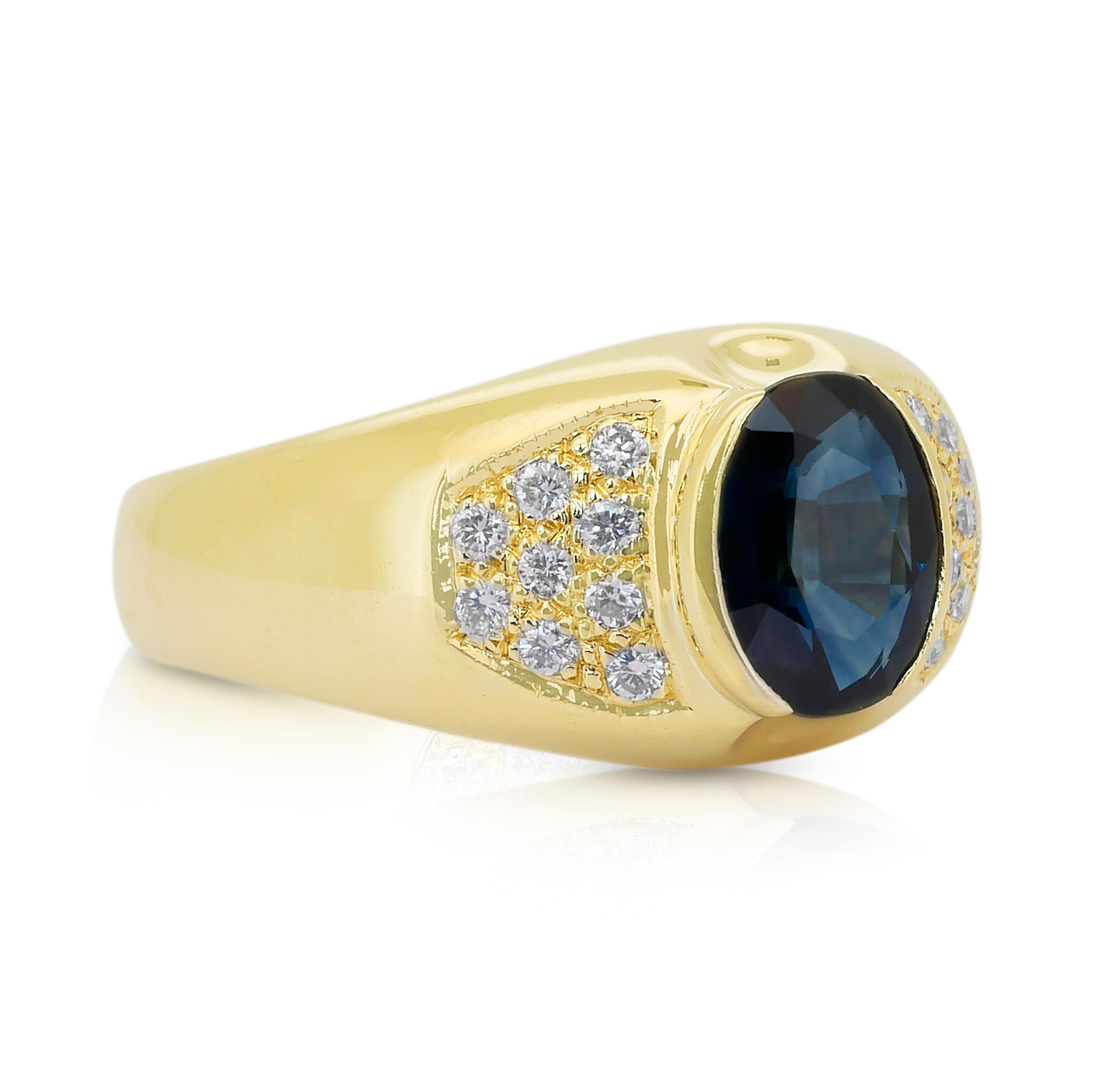 Taglio ovale Stupendo anello a grappolo con zaffiro e diamanti da 2,77 carati in oro giallo 14k in vendita