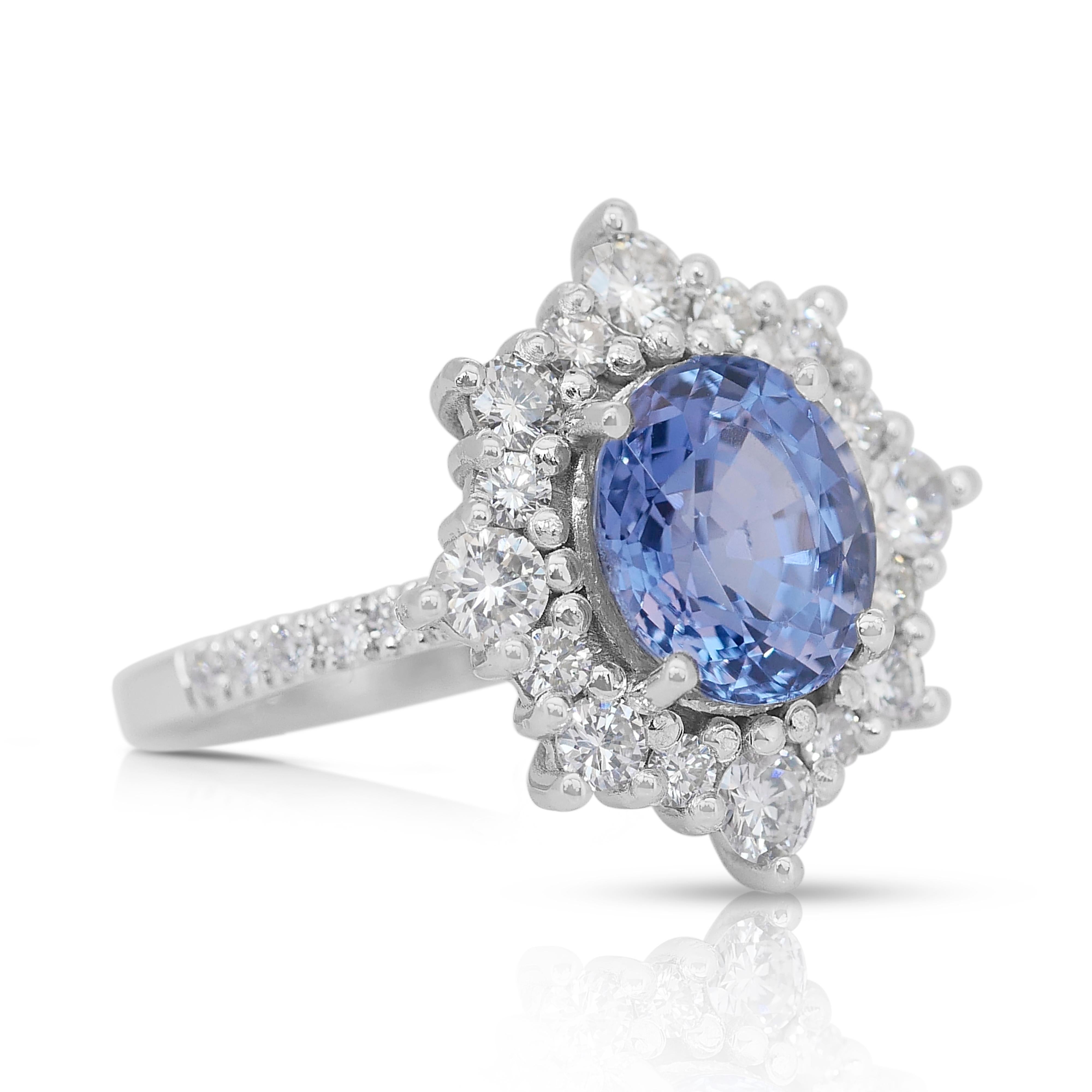 Atemberaubende 2,78ct Saphir und Diamanten Cluster-Ring in 18k Weißgold - GIA zertifiziert

Lassen Sie sich von diesem atemberaubenden Ring aus 18 Karat Weißgold verführen, in dem ein ovaler Saphir von 2,78 Karat in einem satten Violettblau