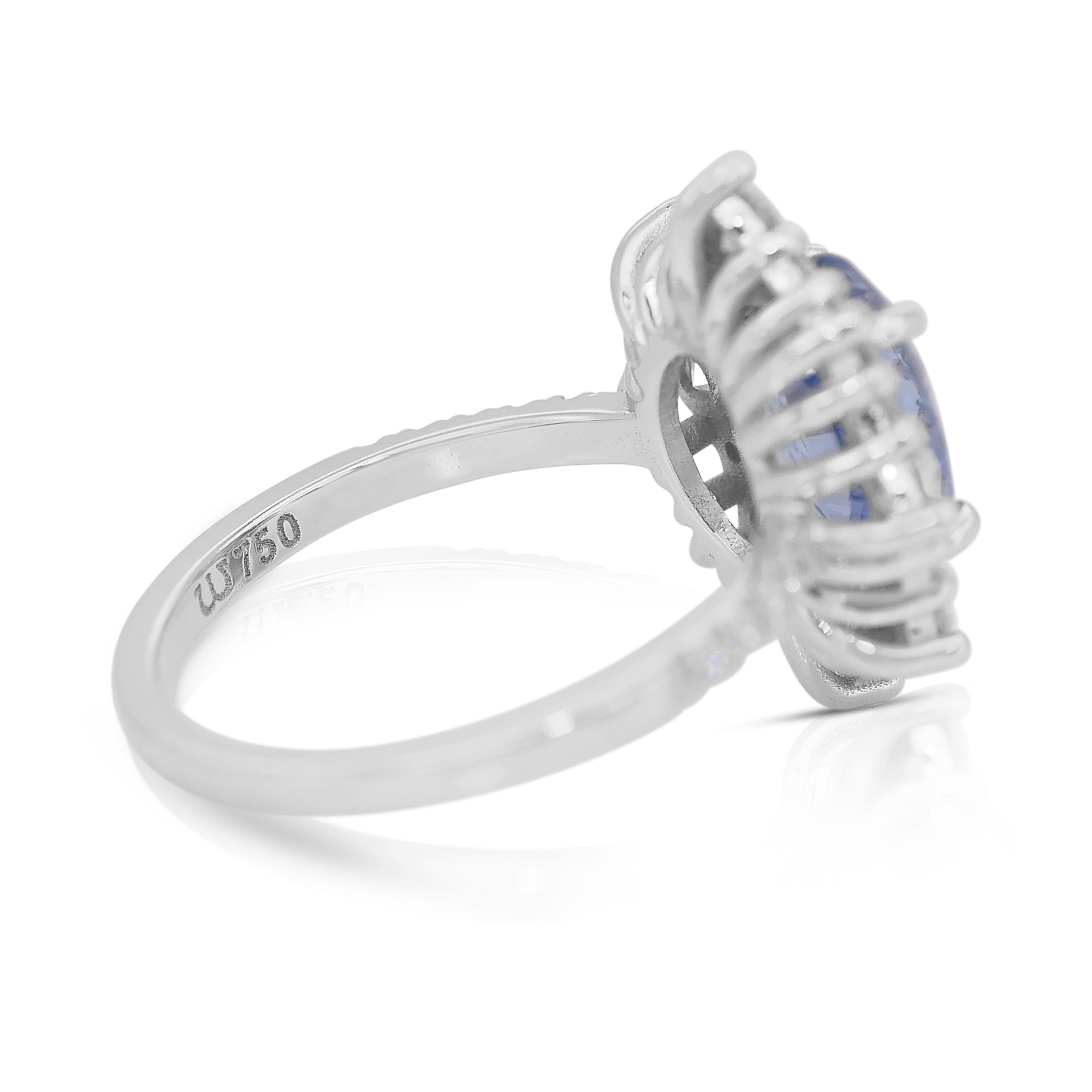 Atemberaubender 2,78 Karat Saphir und Diamanten Cluster-Ring aus 18 Karat Weißgold (Ovalschliff) im Angebot