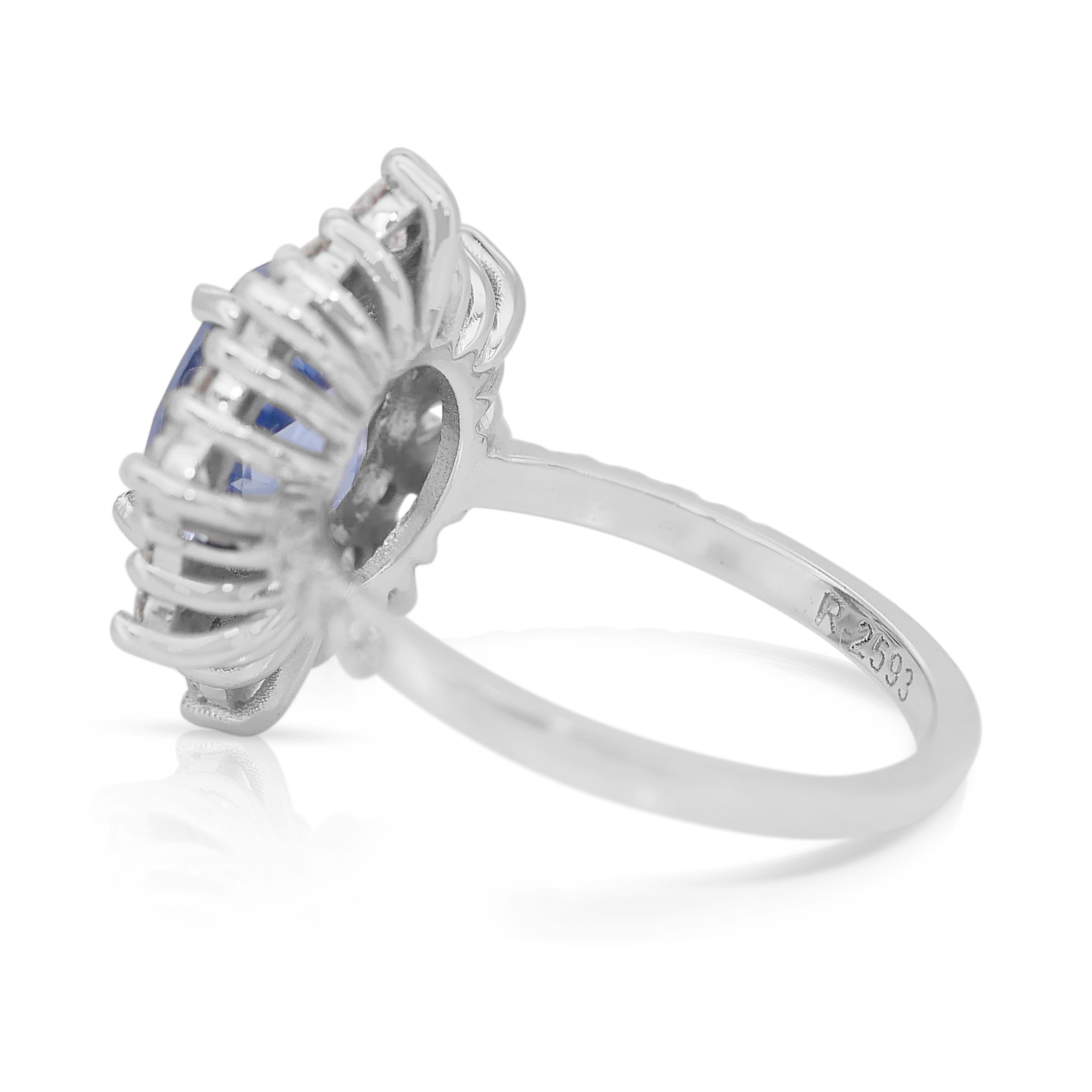 Atemberaubender 2,78 Karat Saphir und Diamanten Cluster-Ring aus 18 Karat Weißgold im Zustand „Neu“ im Angebot in רמת גן, IL