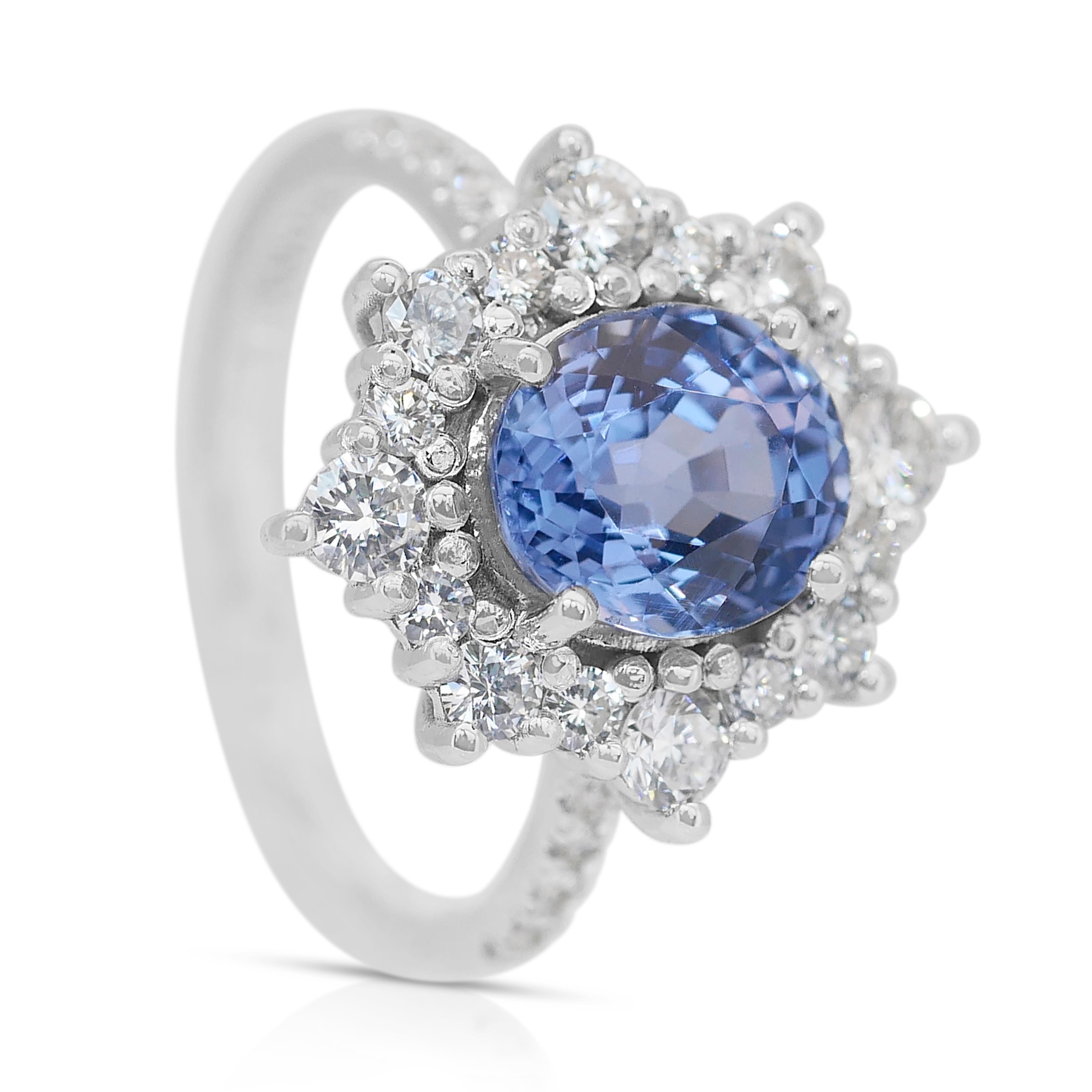 Atemberaubender 2,78 Karat Saphir und Diamanten Cluster-Ring aus 18 Karat Weißgold im Angebot 1
