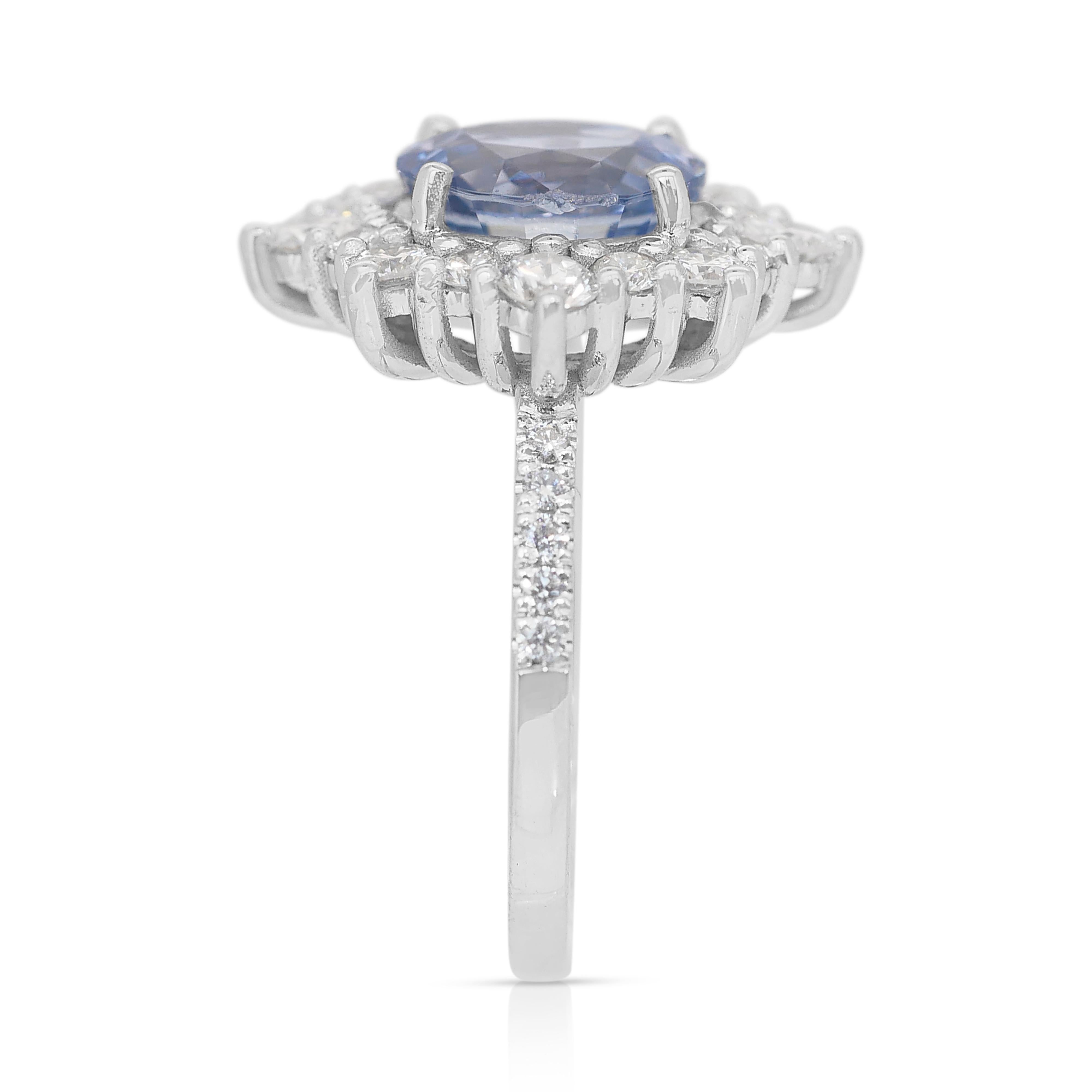 Atemberaubender 2,78 Karat Saphir und Diamanten Cluster-Ring aus 18 Karat Weißgold im Angebot 2