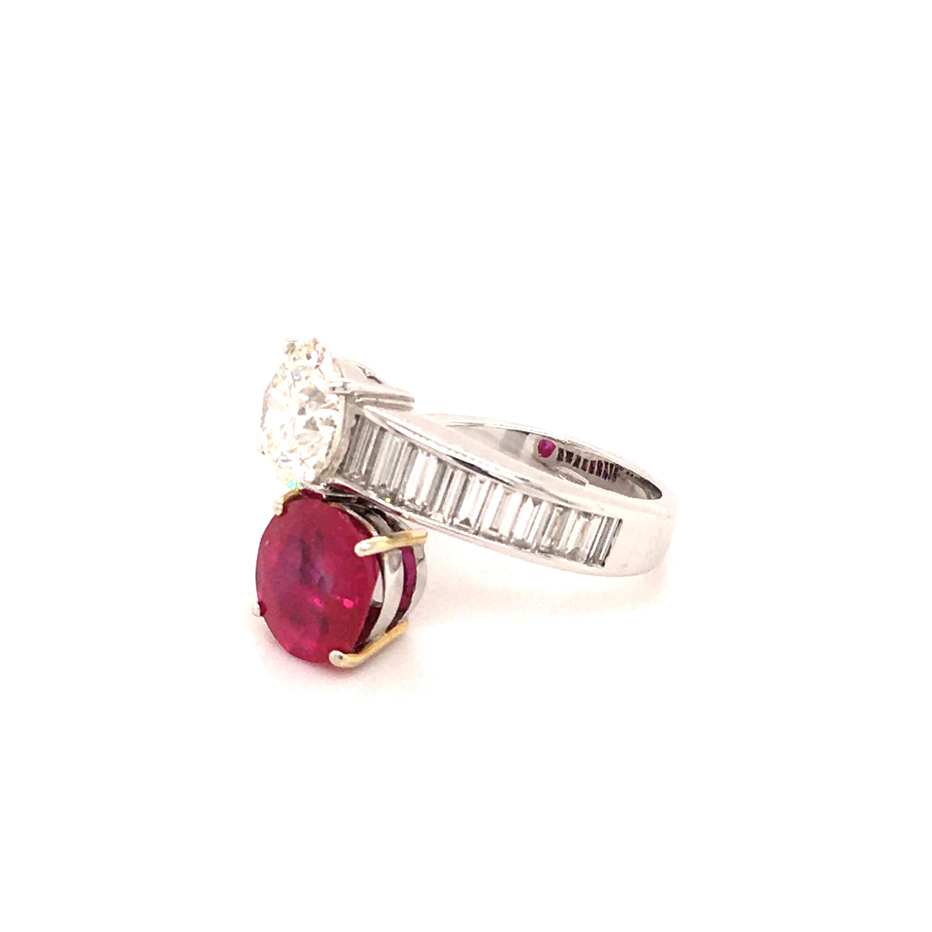 Stunning 2.81 Carat Burma Ruby and Diamond Toi et Moi Ring in 18 Karat Gold In Excellent Condition In Lucerne, CH