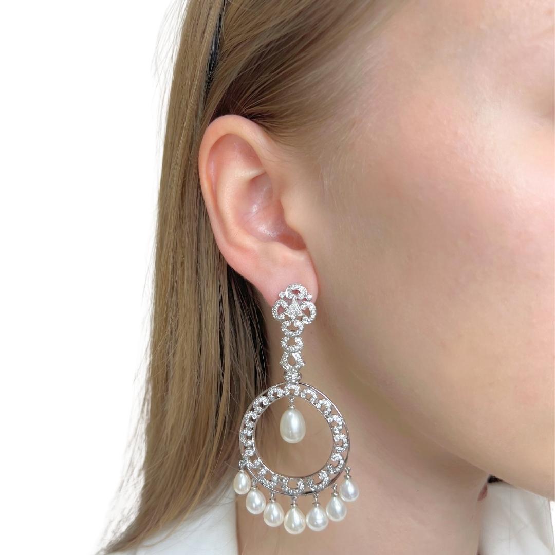 Splendidi orecchini a goccia con perle coltivate dei mari del sud e diamanti da 3,00 ct in oro bianco 18 ct - certificati GCI

Eleganza con questi splendidi orecchini a goccia, meticolosamente realizzati in lussuoso oro bianco 18 carati. Whiting, 16