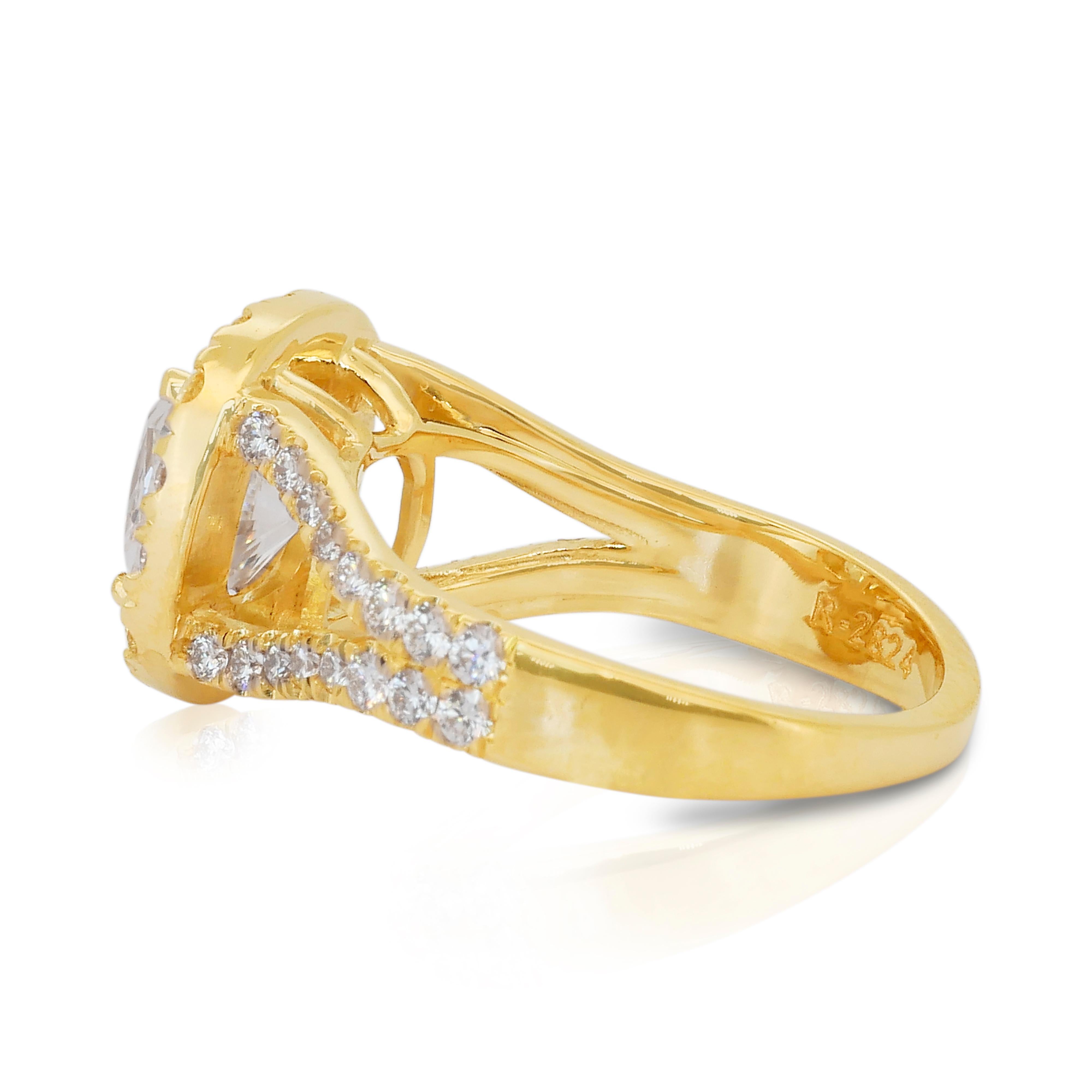 Atemberaubende 3,02ct Diamanten Halo Ring in 18k Gelbgold - IGI zertifiziert im Zustand „Neu“ im Angebot in רמת גן, IL